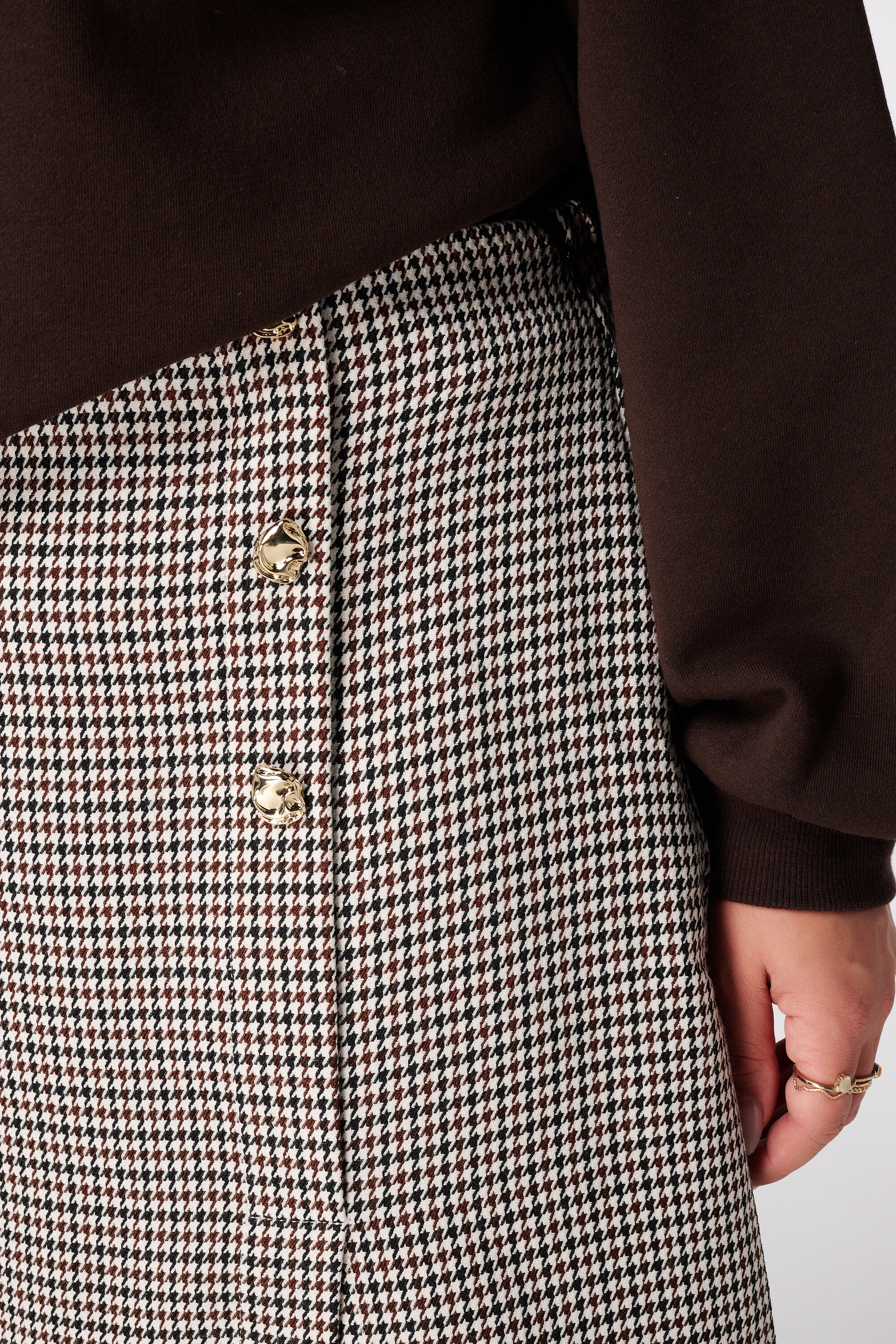 Falda a cuadros con look cruzado  image number 4