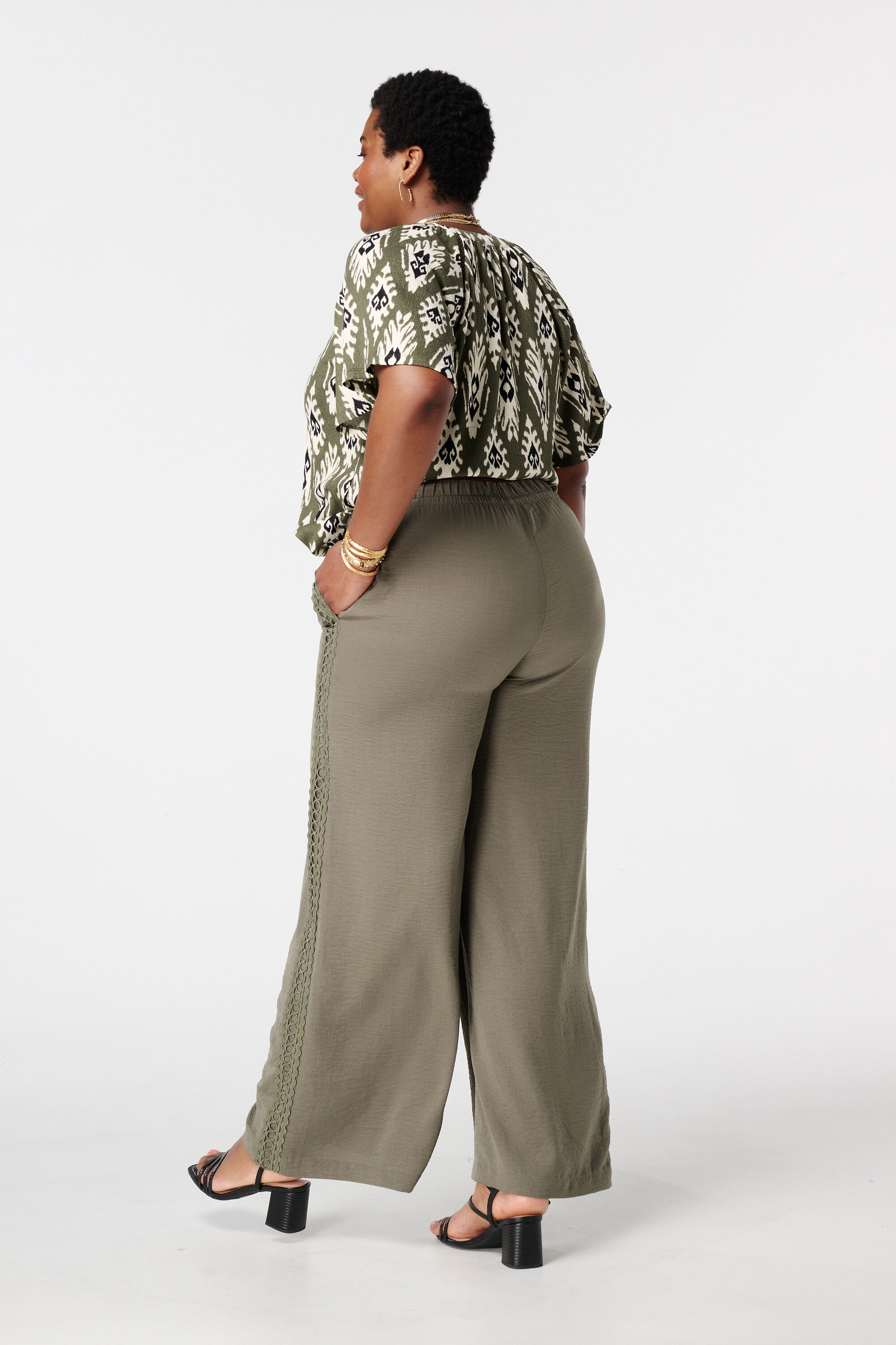 Pantal&oacute;n straight leg con detalle decorativo image number 3