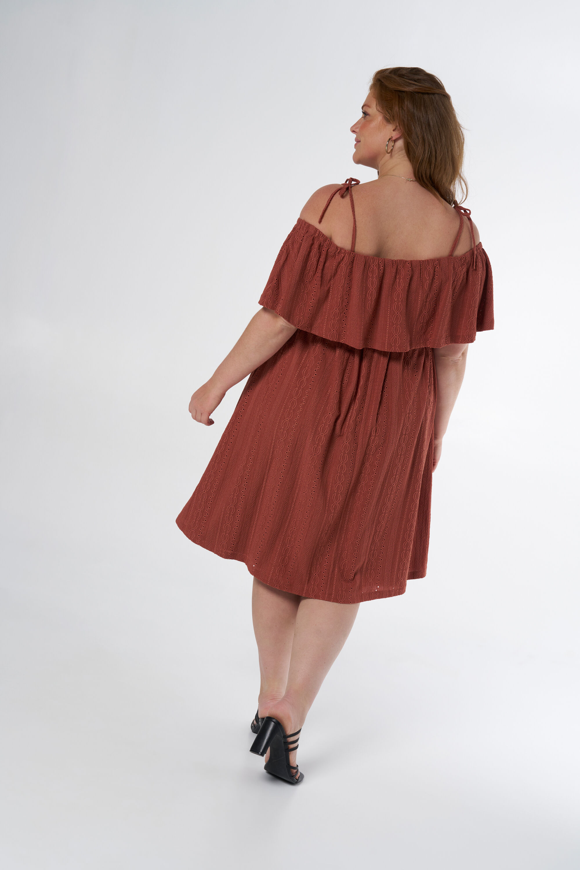 Vestido con los hombros descubiertos y lazo como detalle image number 3