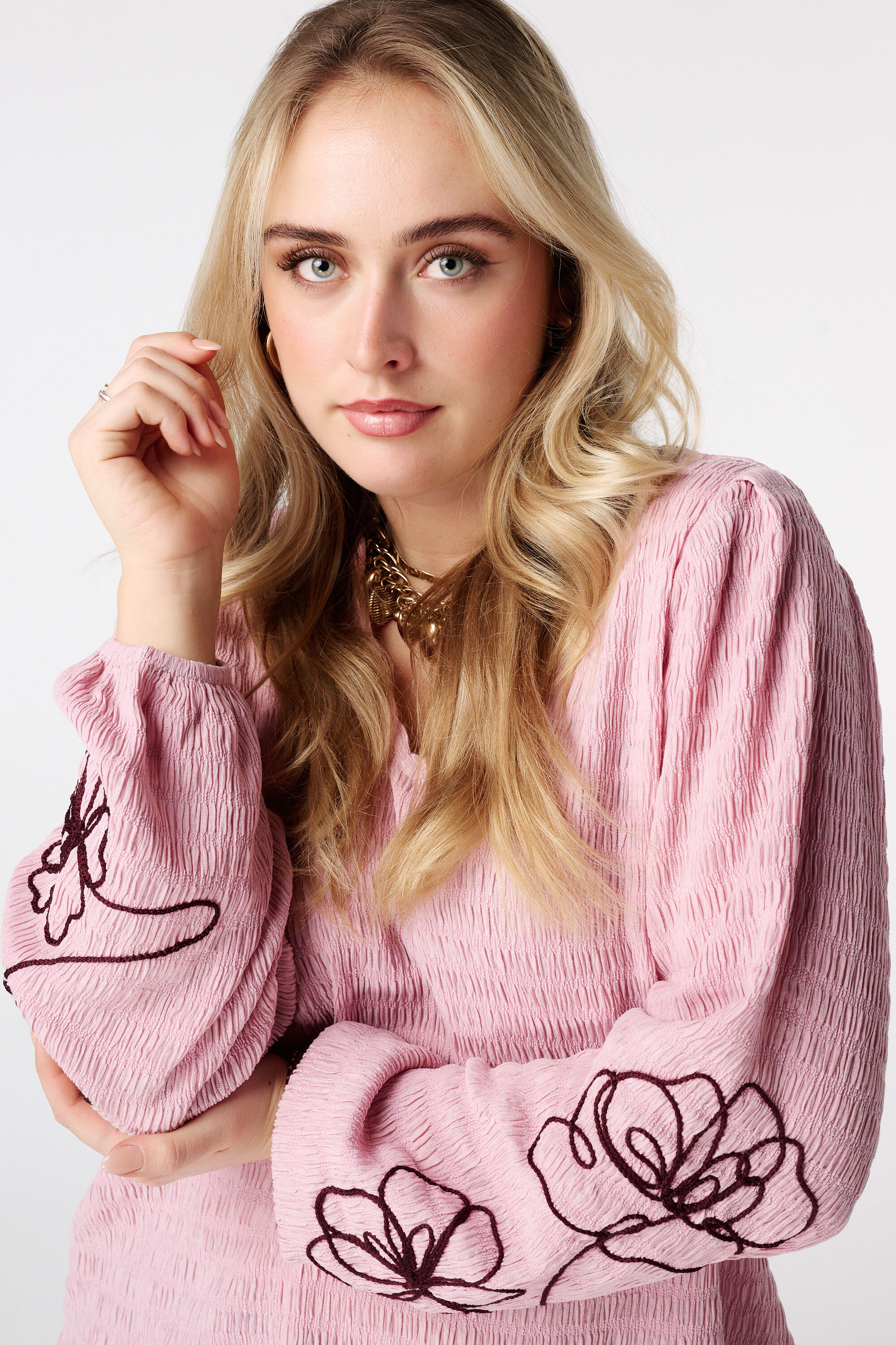 Blusa con bordado image number 4