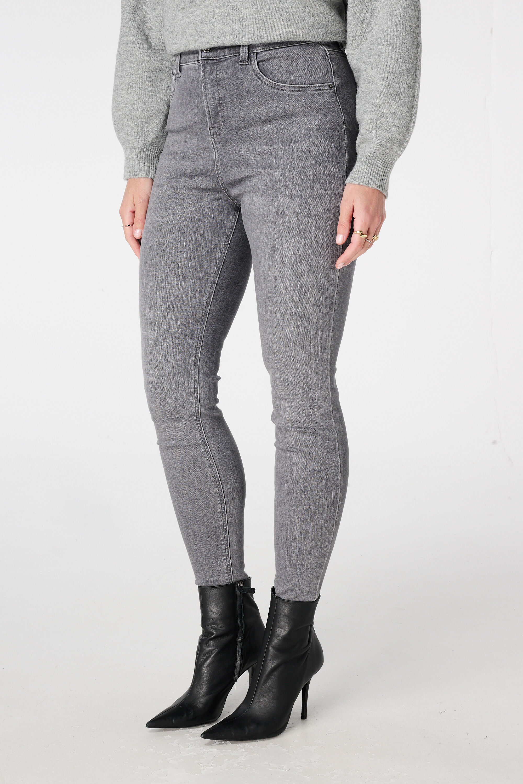 Vaqueros CHERRY de corte pitillo y talle alto image number 5