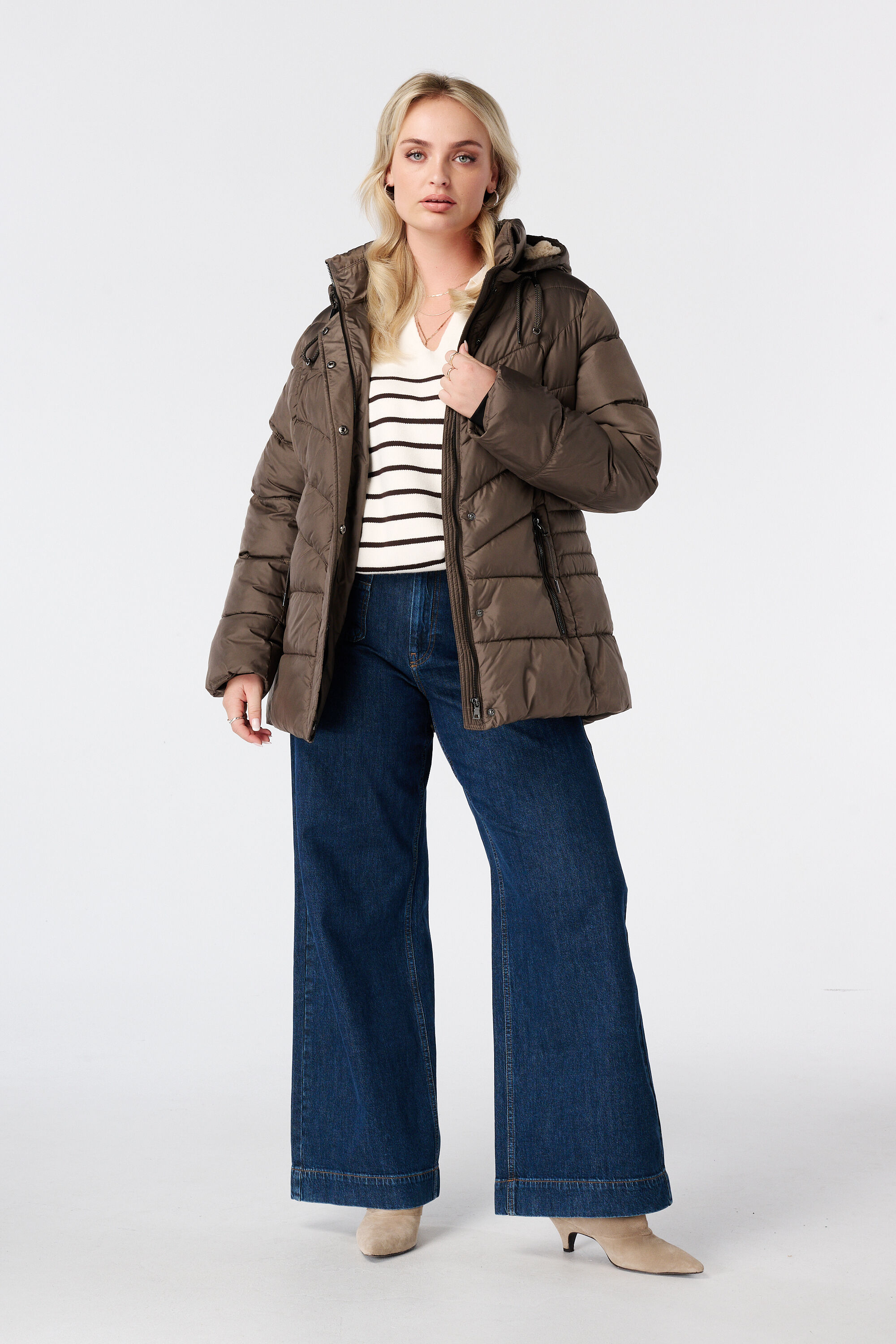 Chaqueta acolchada con capucha image number 3