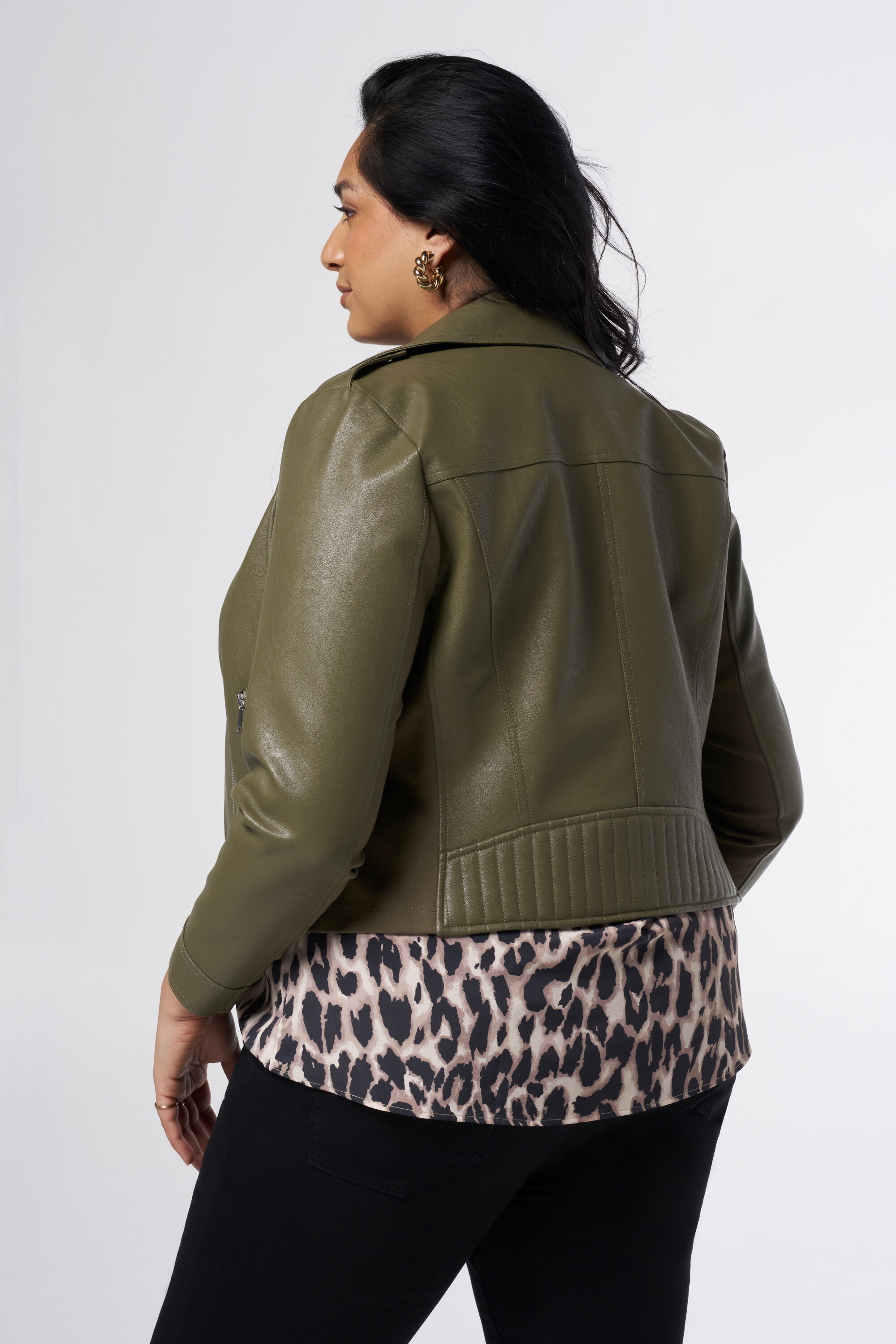 Chaqueta tipo cuero con detalles plateados image number 3