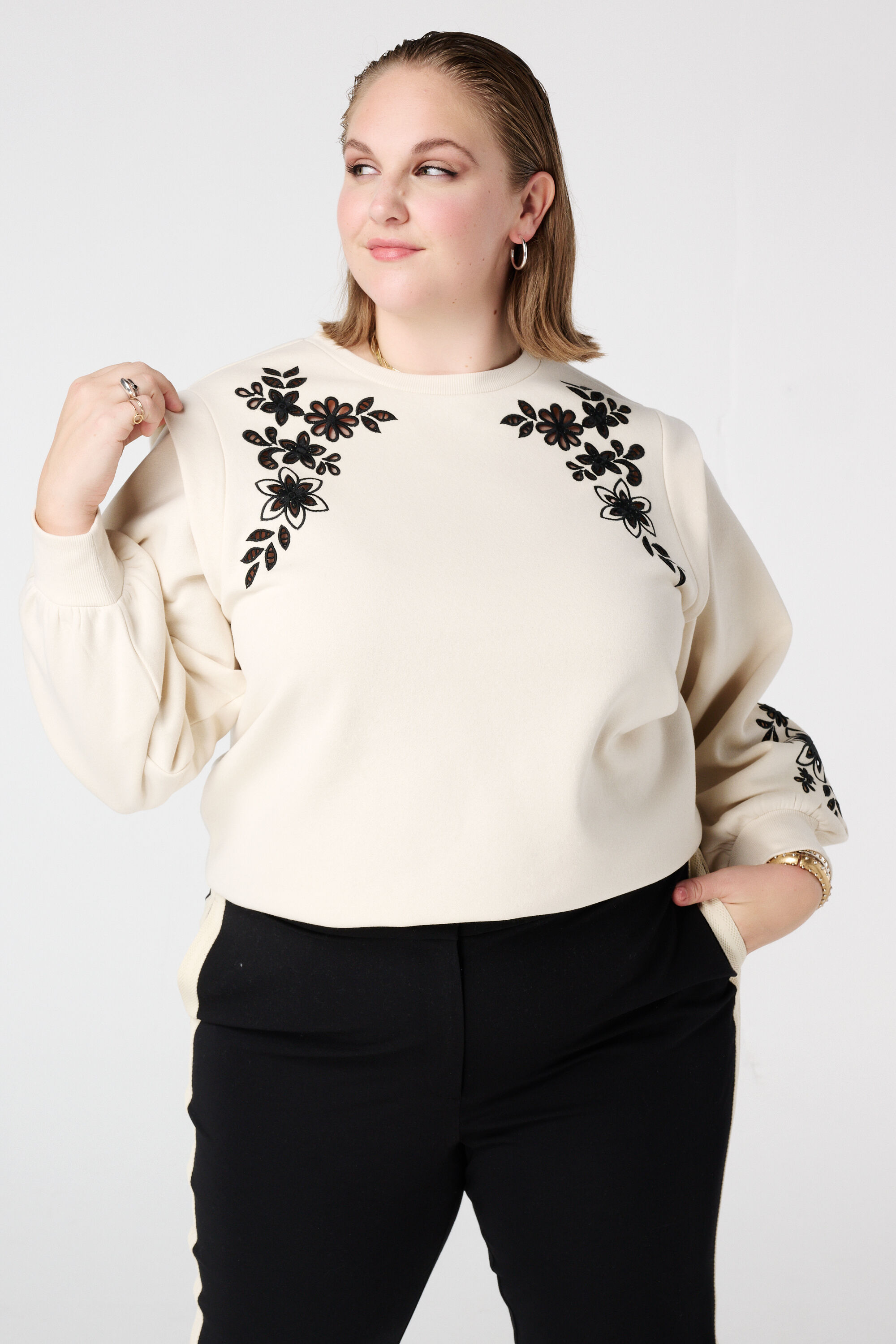 Sudadera con bordado calado