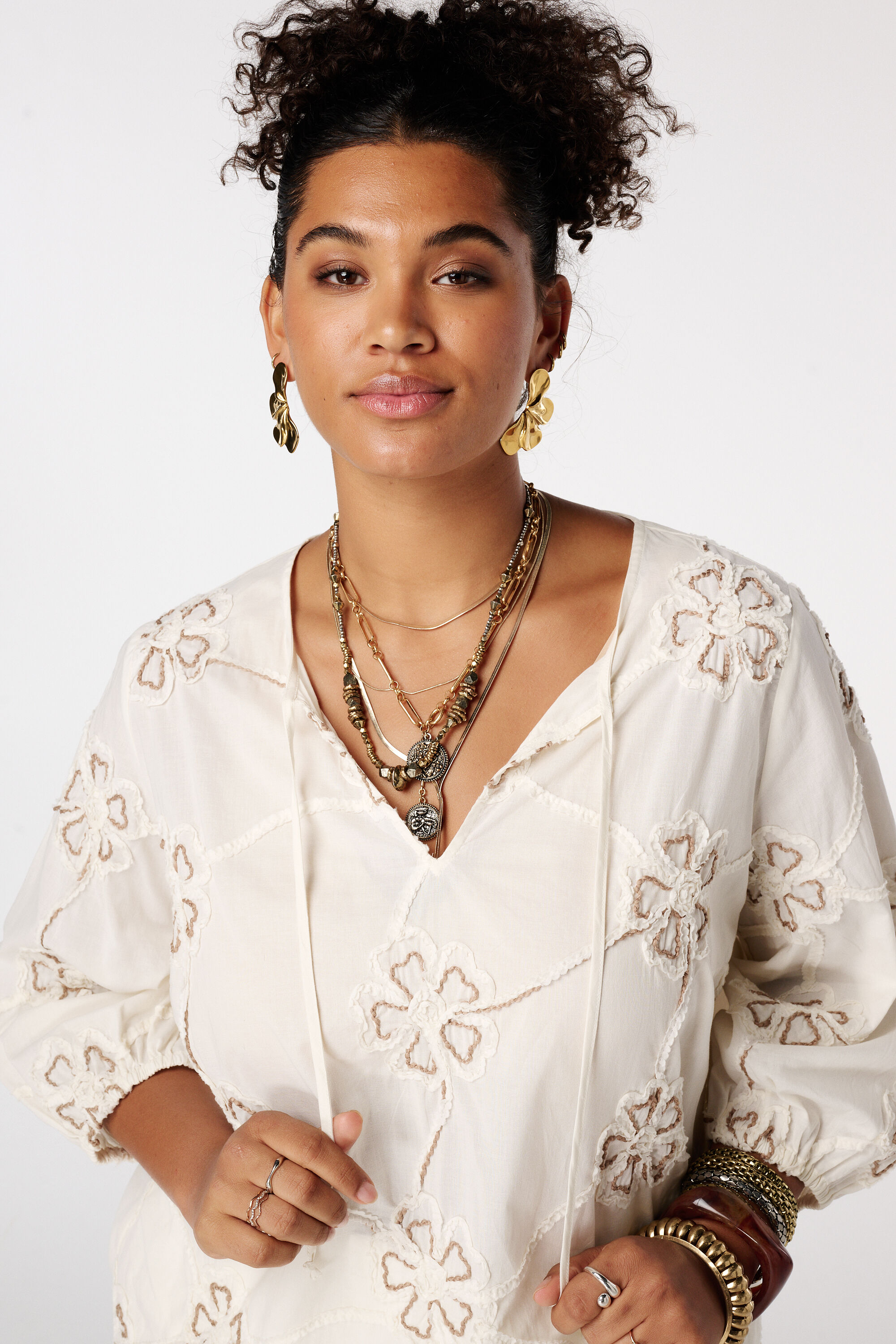 Blusa con flores bordadas image number 4