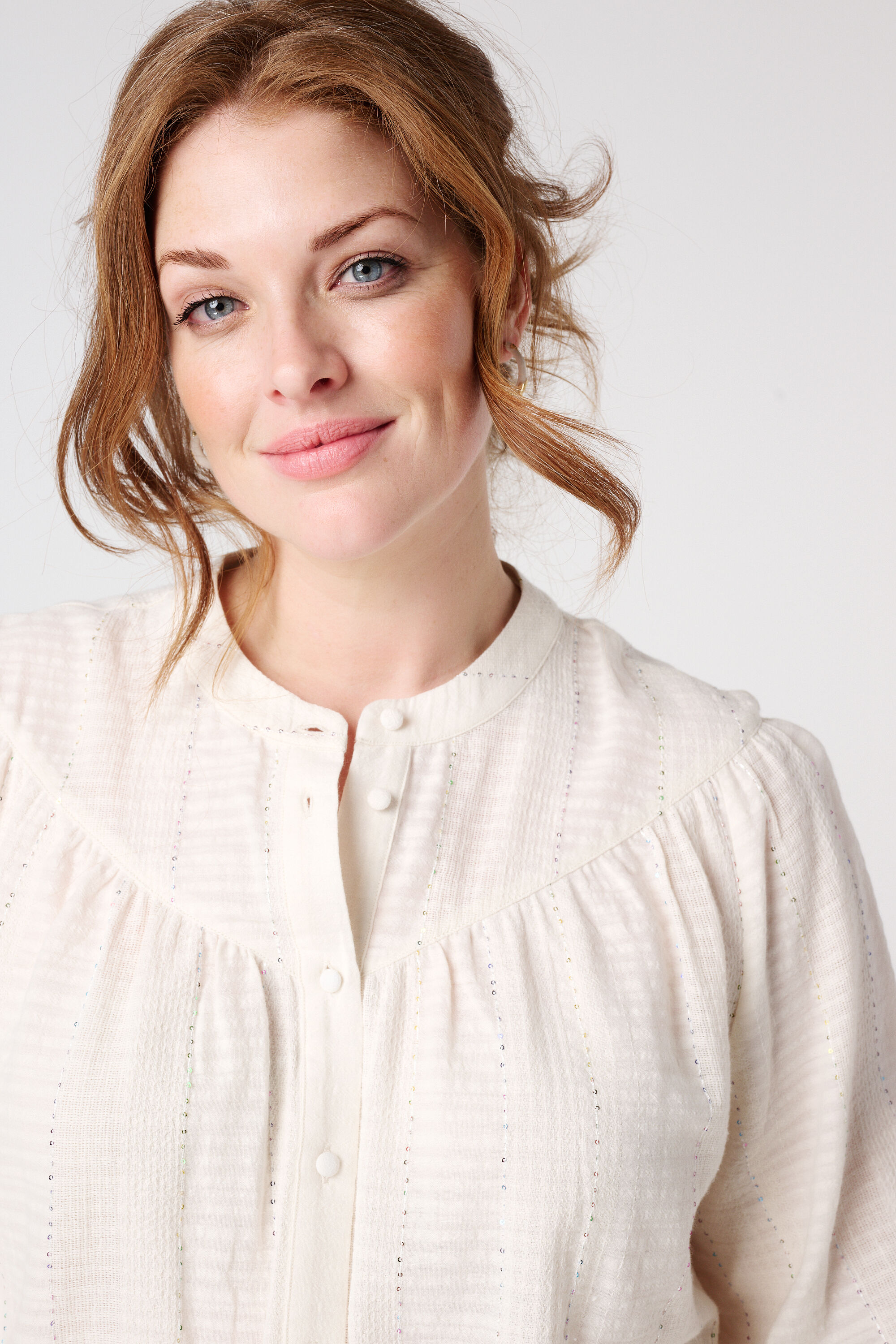 Blusa con lentejuelas image number 4