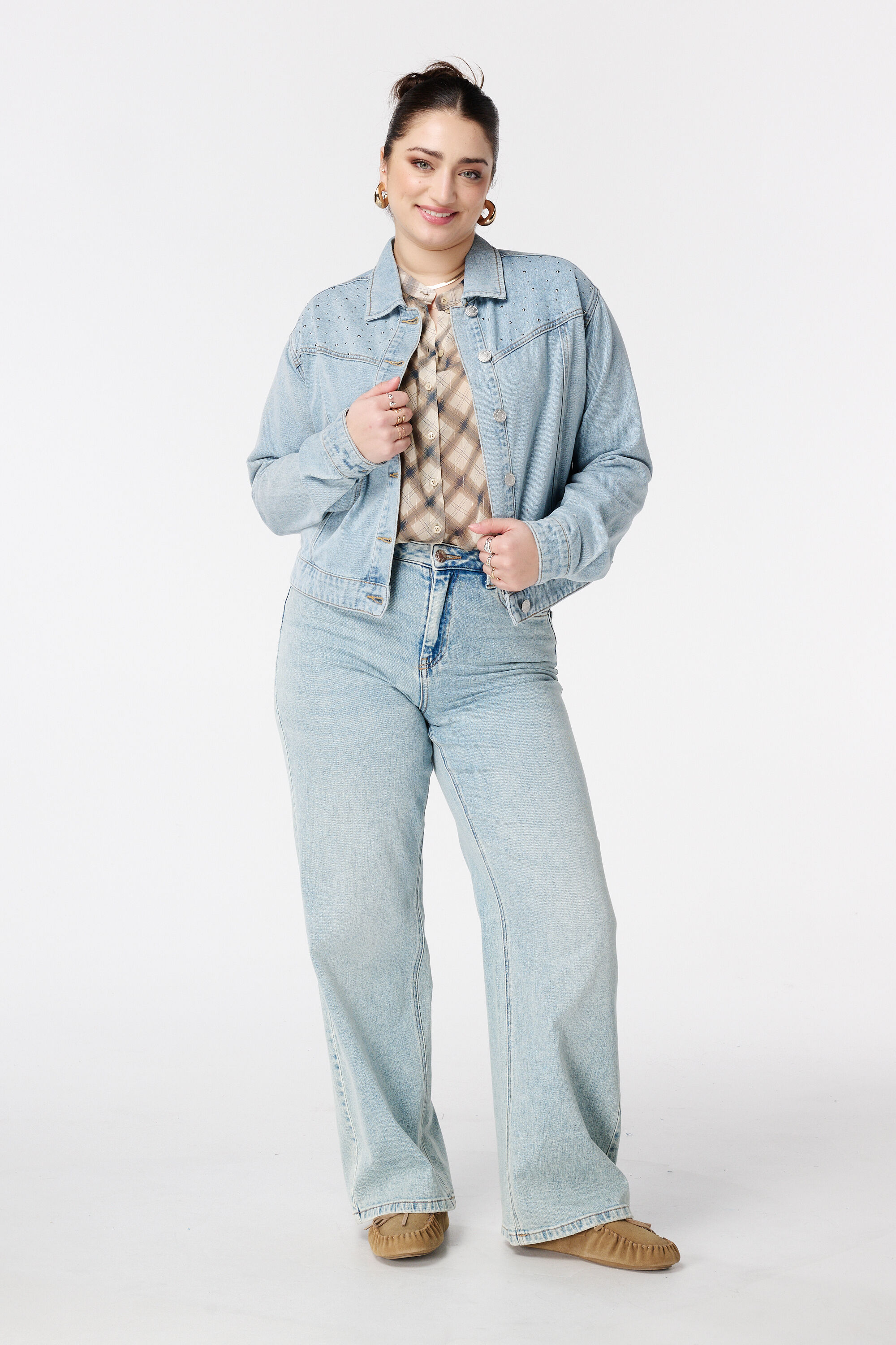 Chaqueta vaquera con tachuelas image number 5