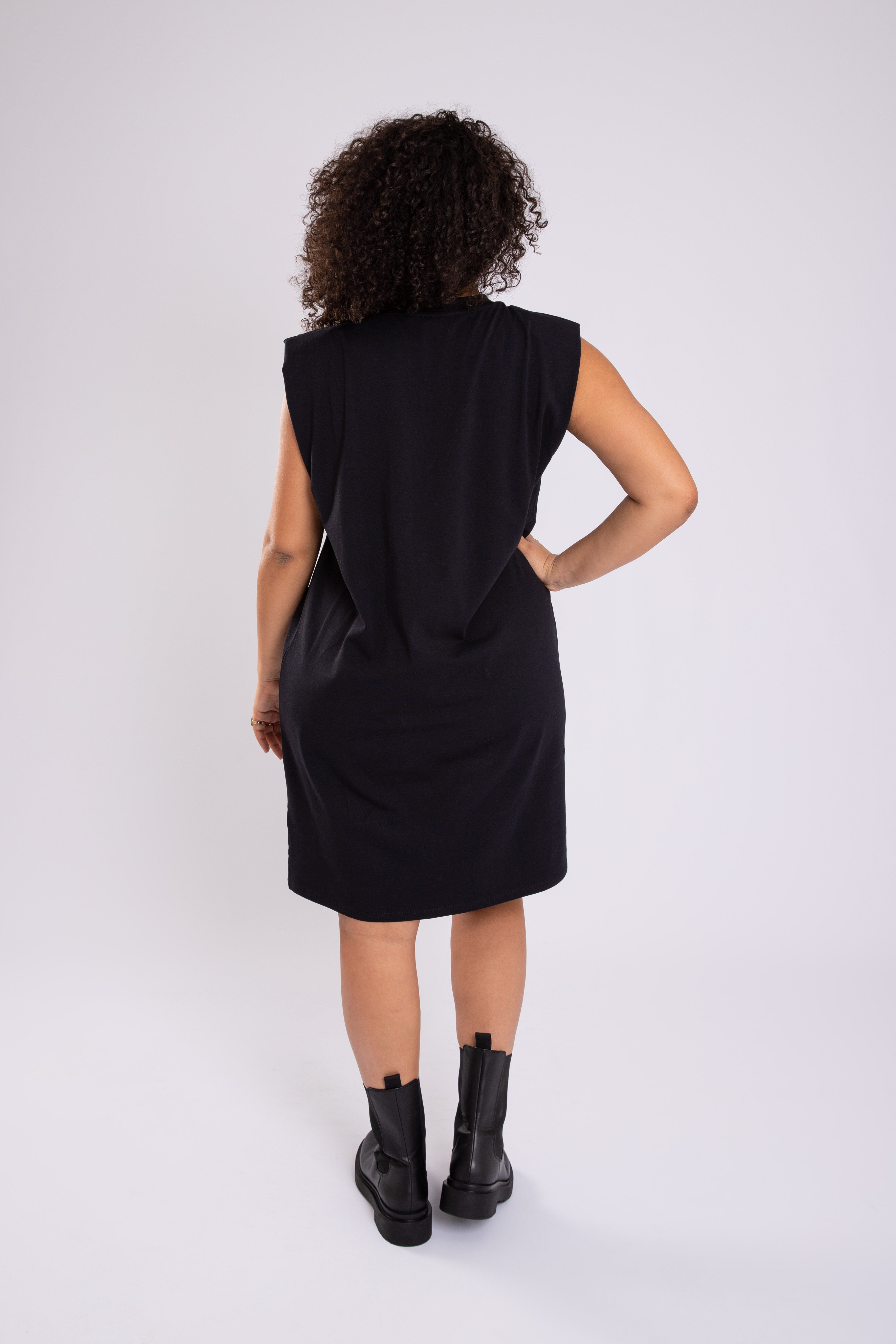 Vestido con detalle en los hombros image number 4