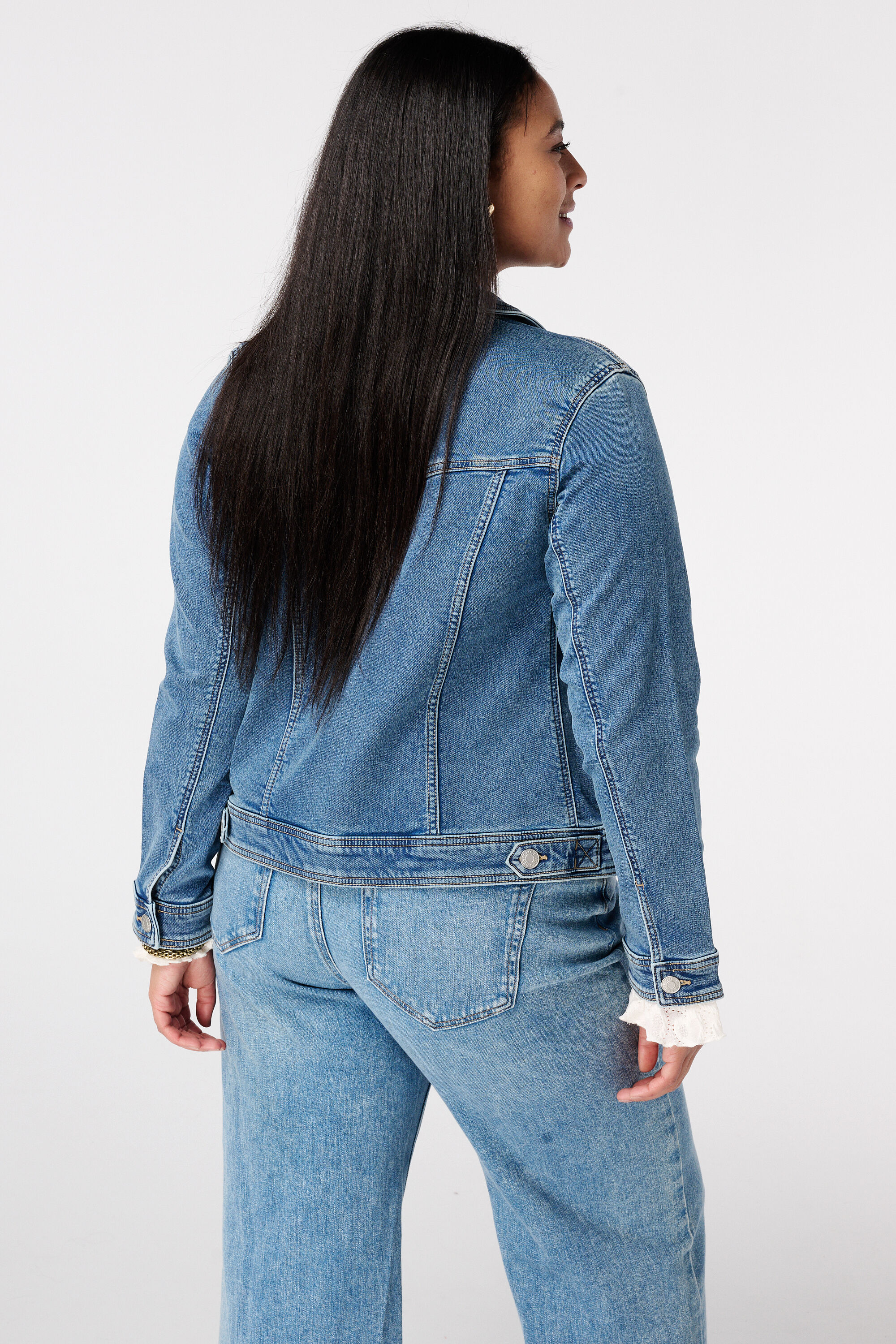 Chaqueta vaquera con cierre de botones image number 3