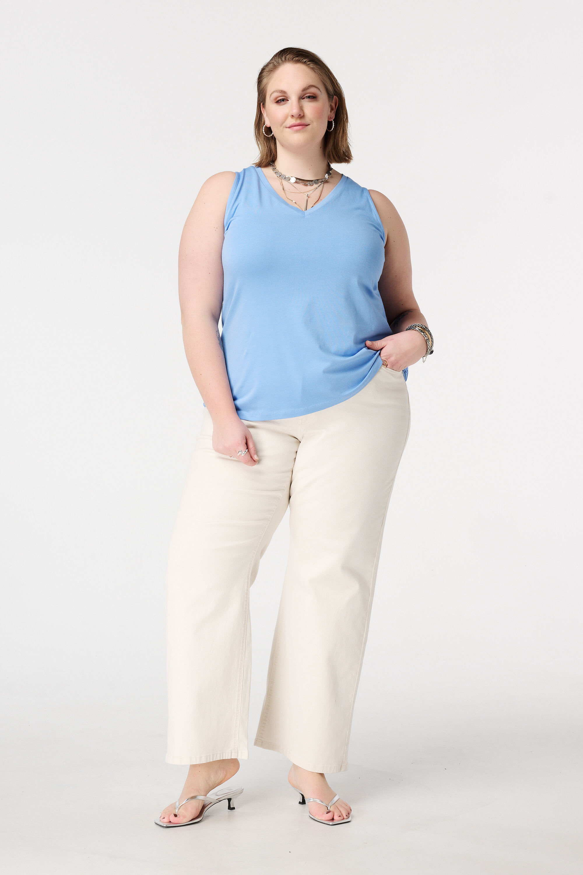 Camiseta de tirantes con escote en V image number 5