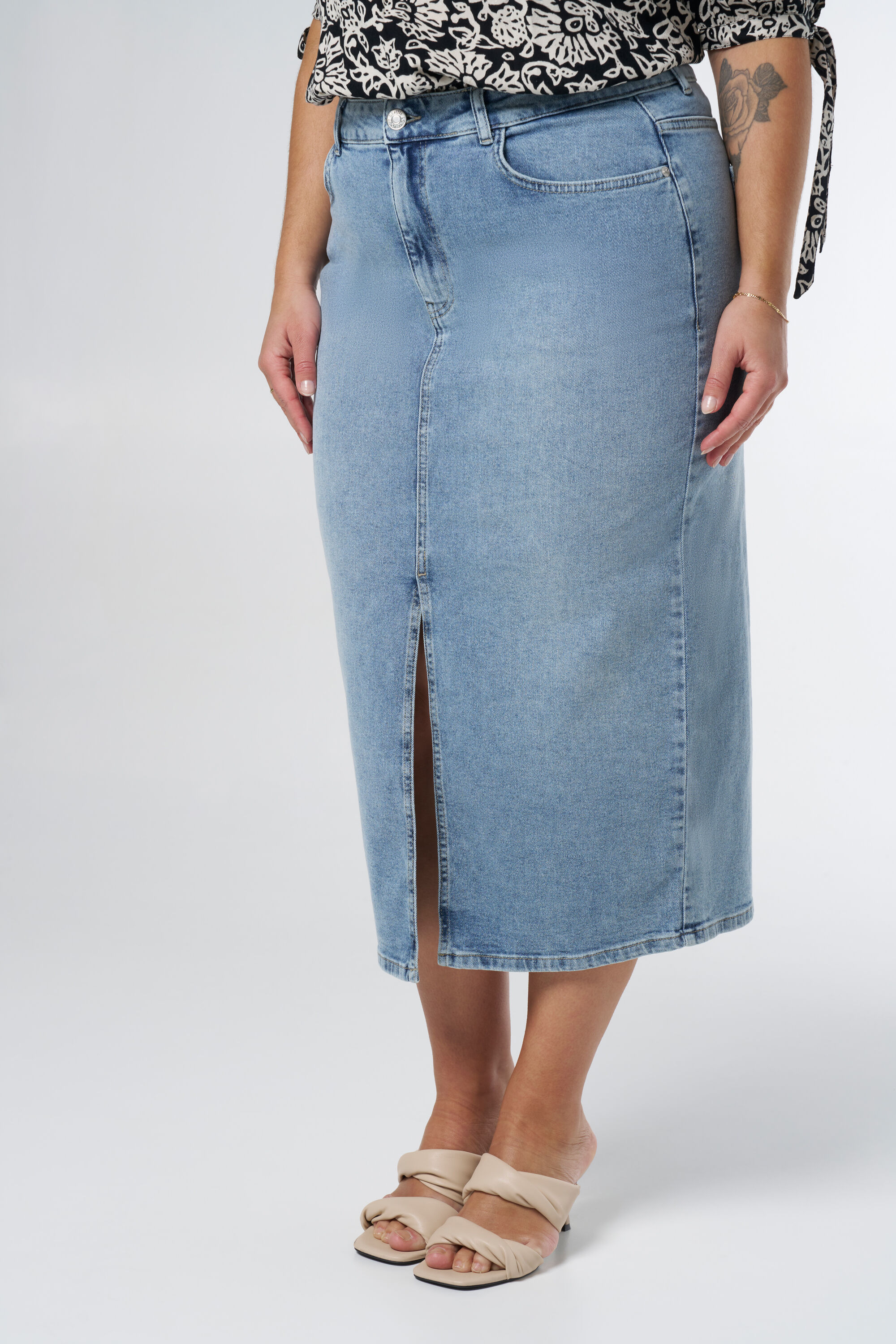 Falda midi denim con abertura image number 5