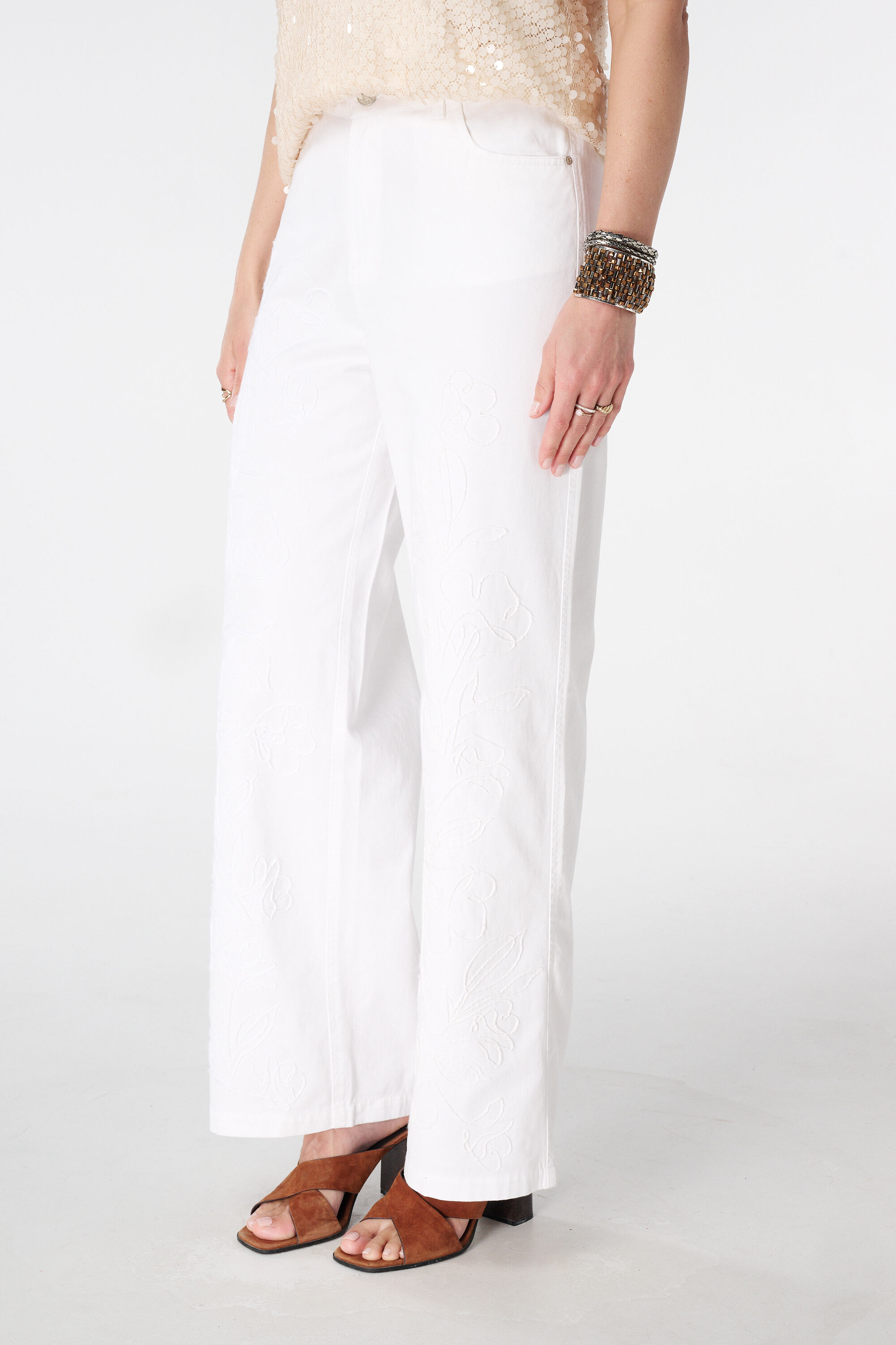 Vaqueros wide leg con bordado image number 5