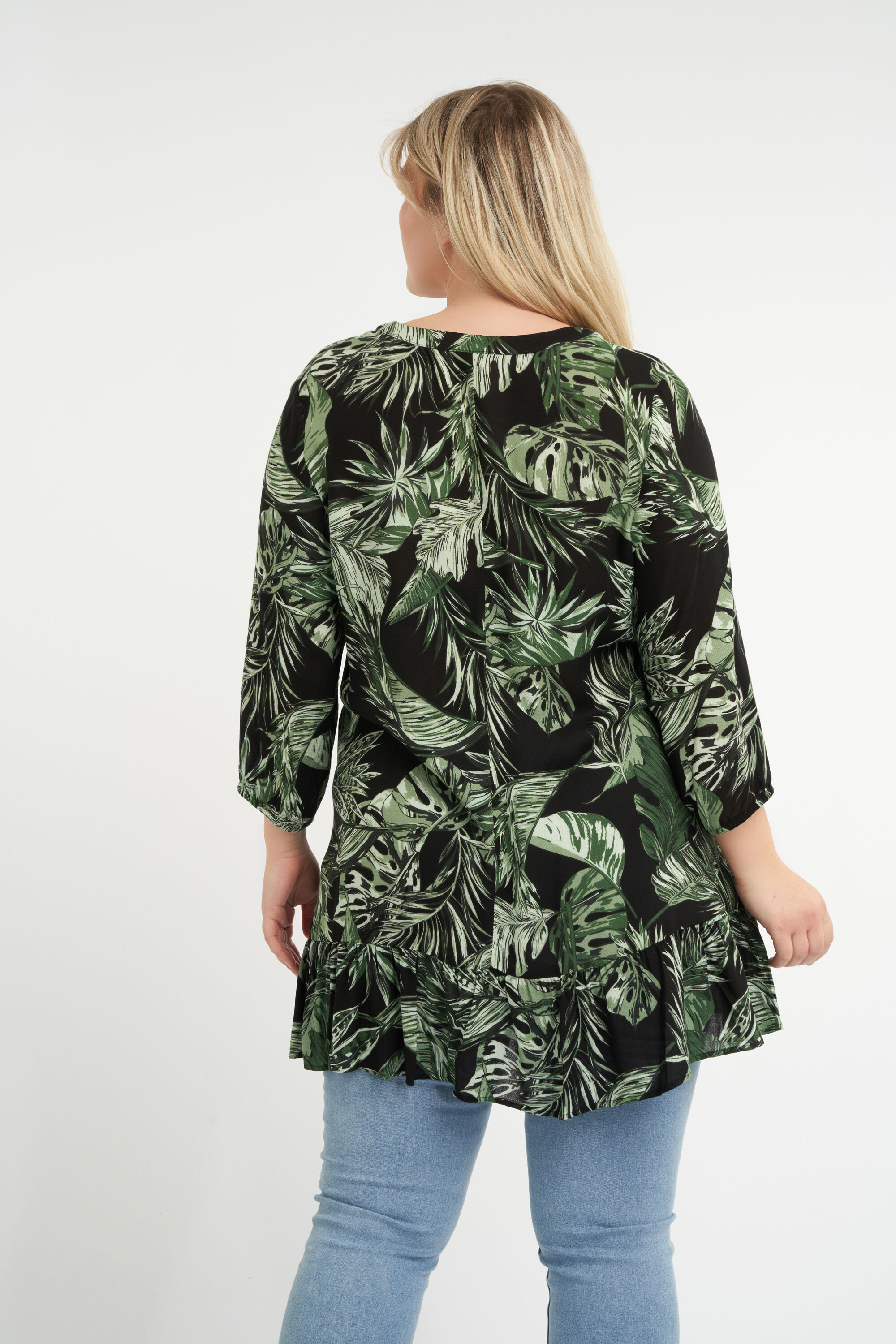 Blusa con volantes image number 3