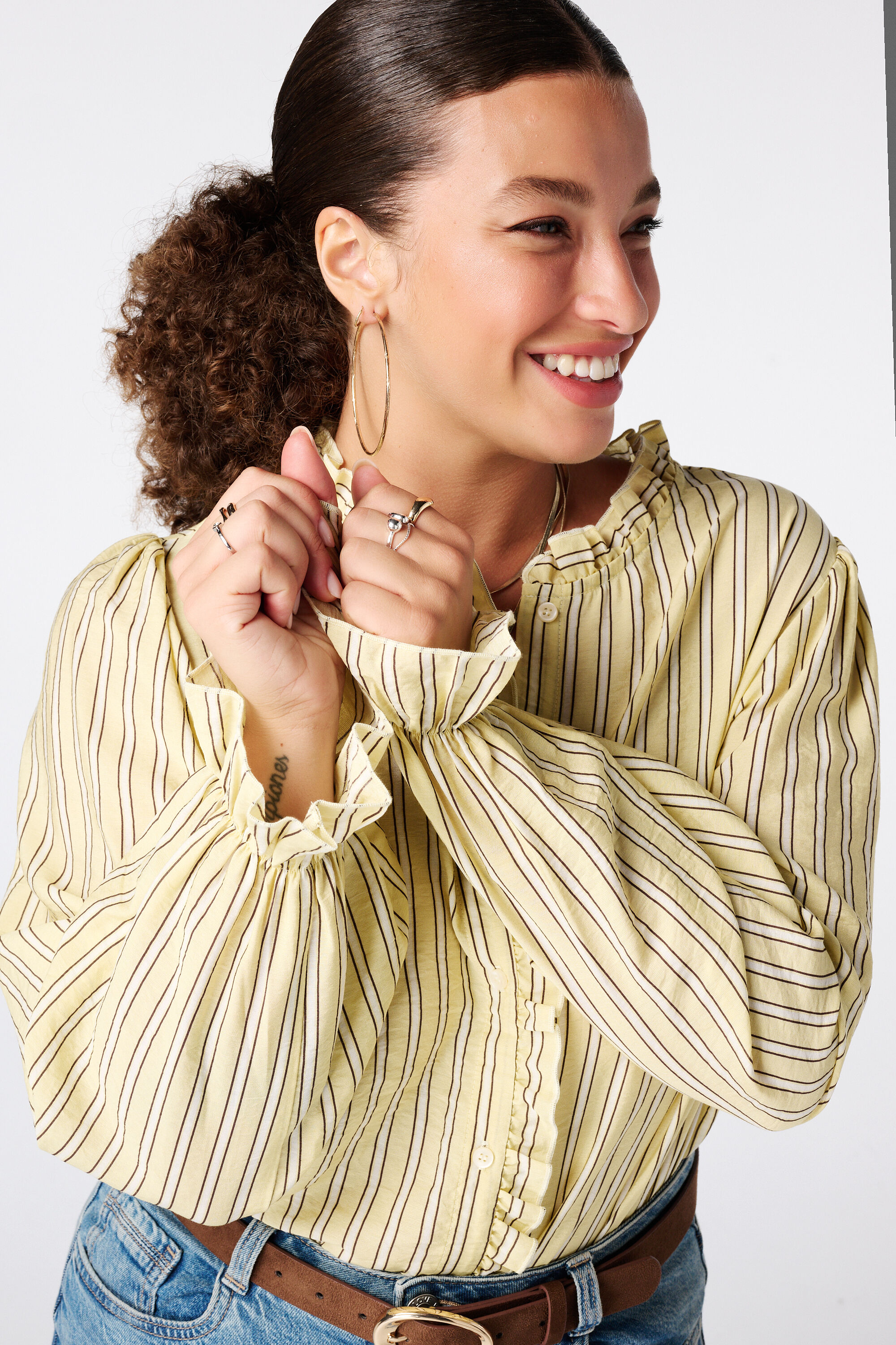 Blusa con volantes image number 4