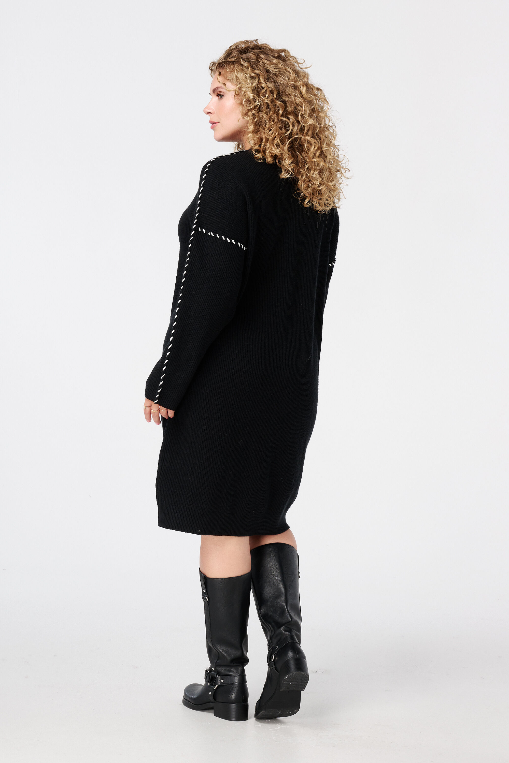 Vestido de punto con costuras decorativas. image number 3