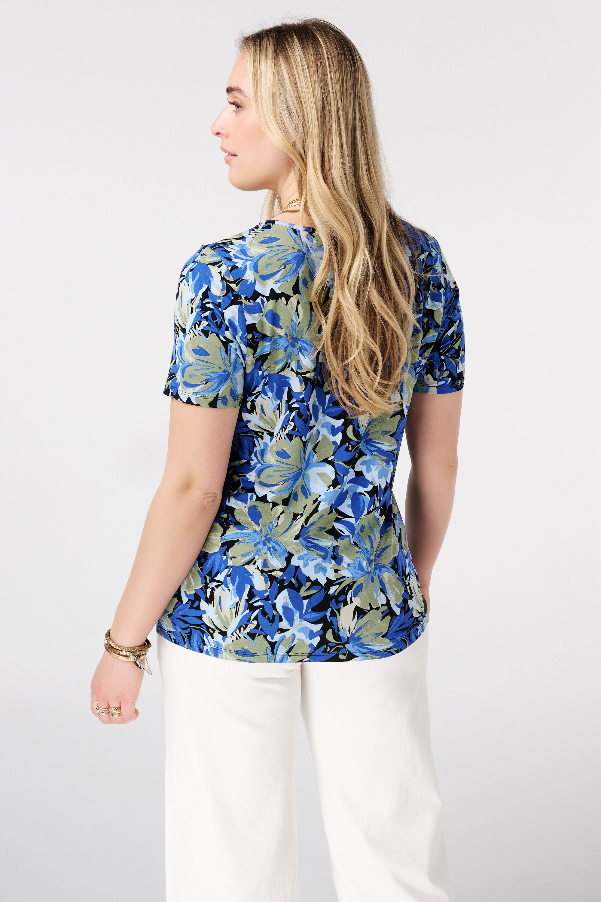 Camiseta con estampado y escote en V image number 3