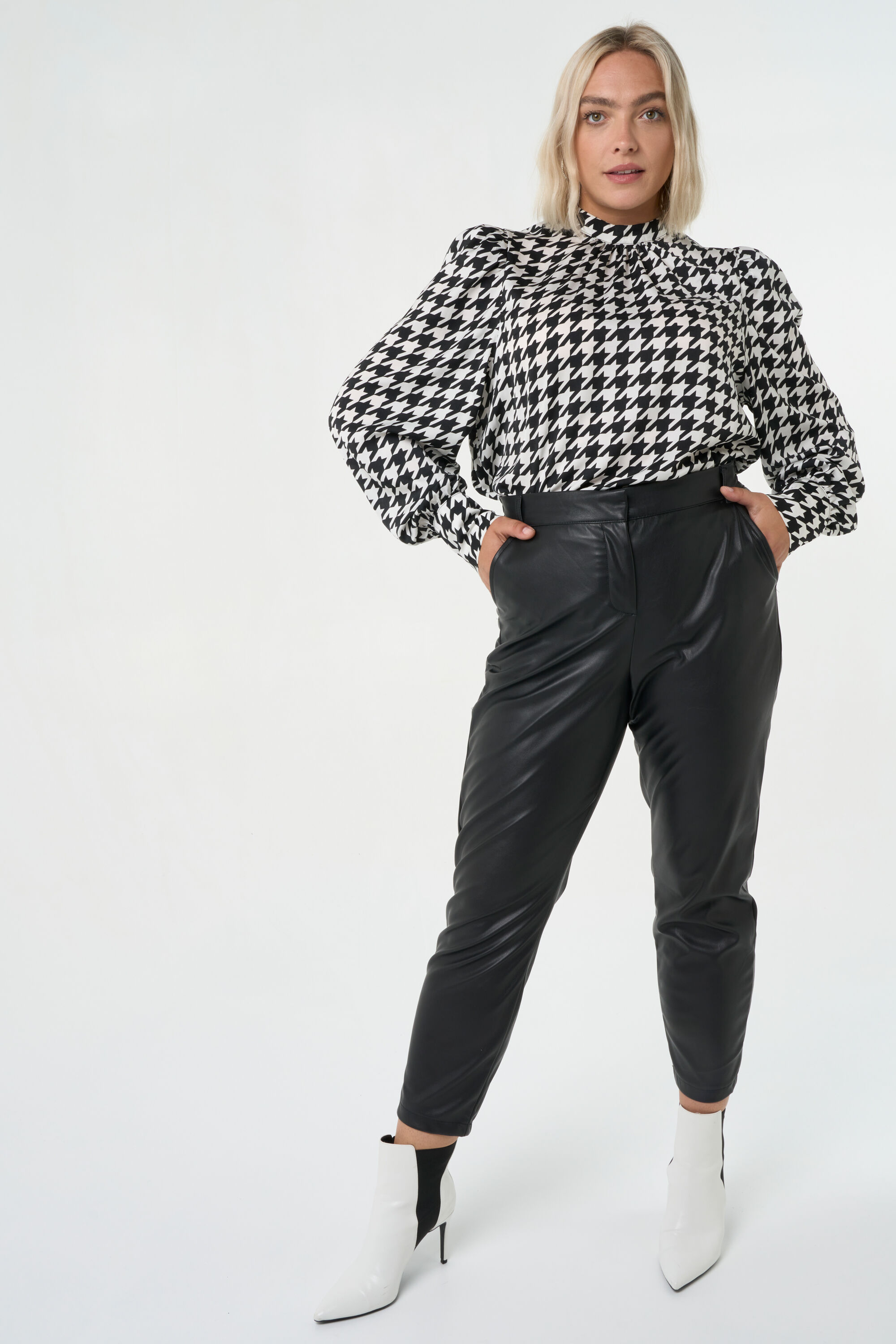 Pantalones de cuero sint&eacute;tico image number 7