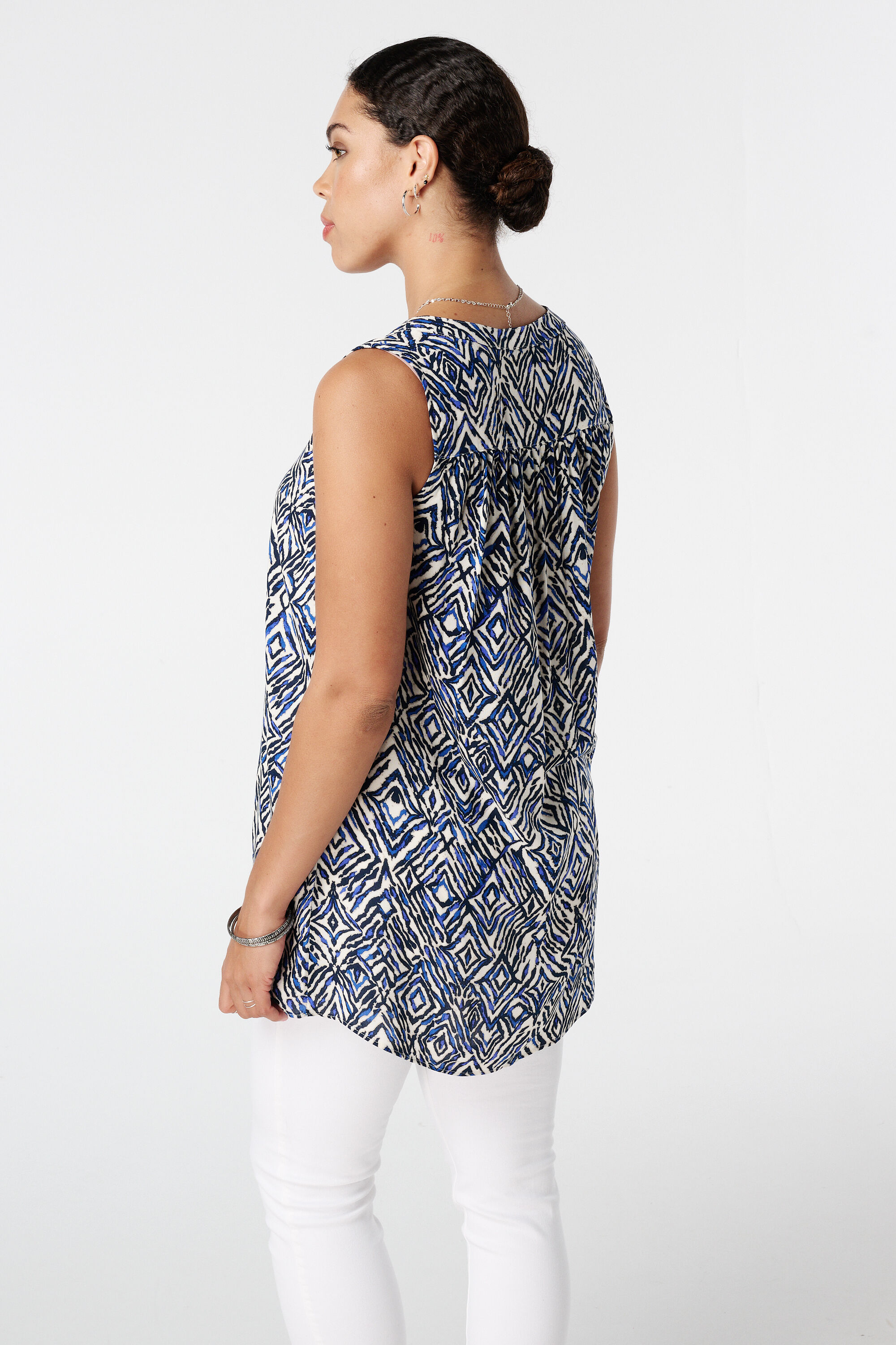 Top con escote en V y estampado image number 3