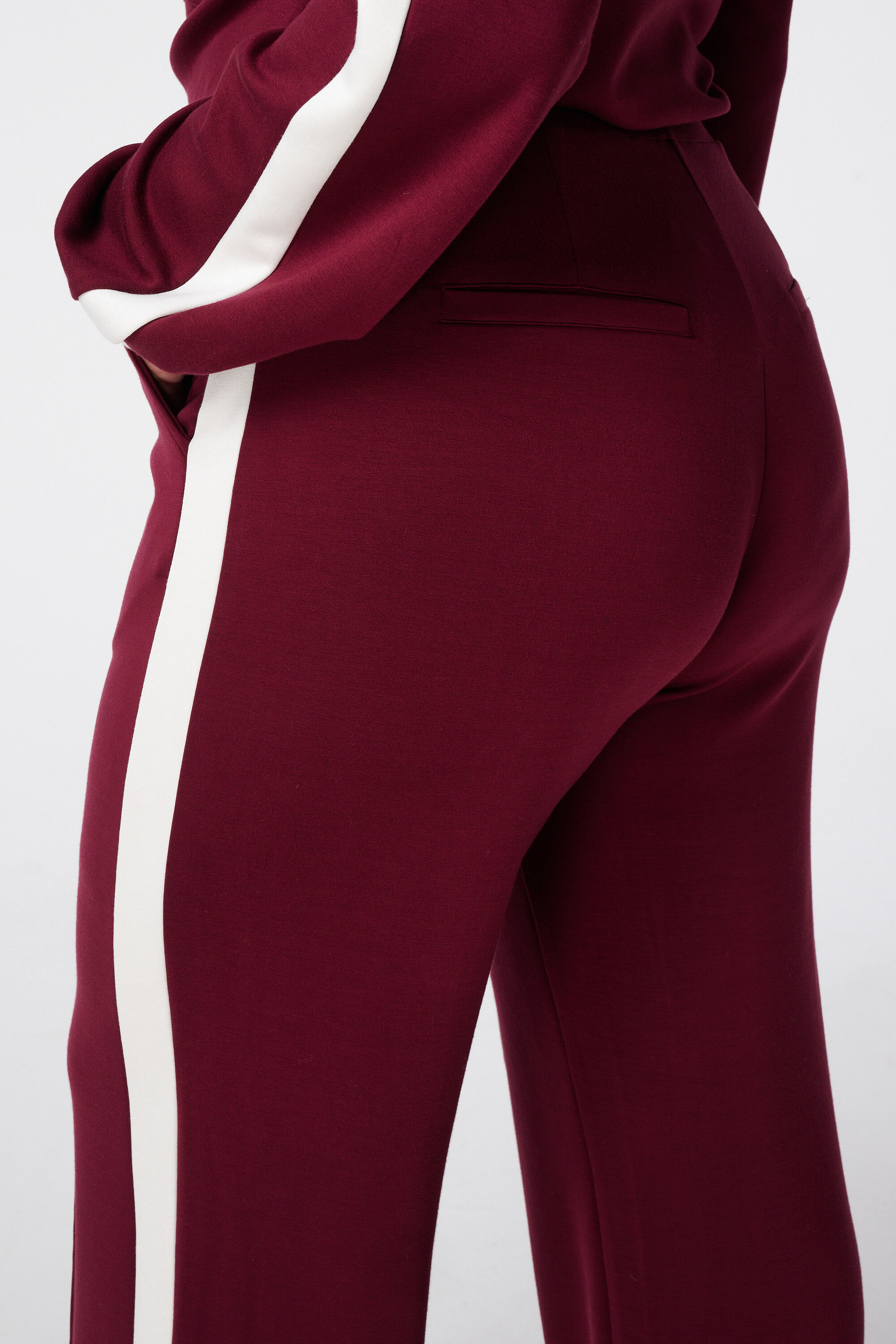 Pantalones deportivos image number 4