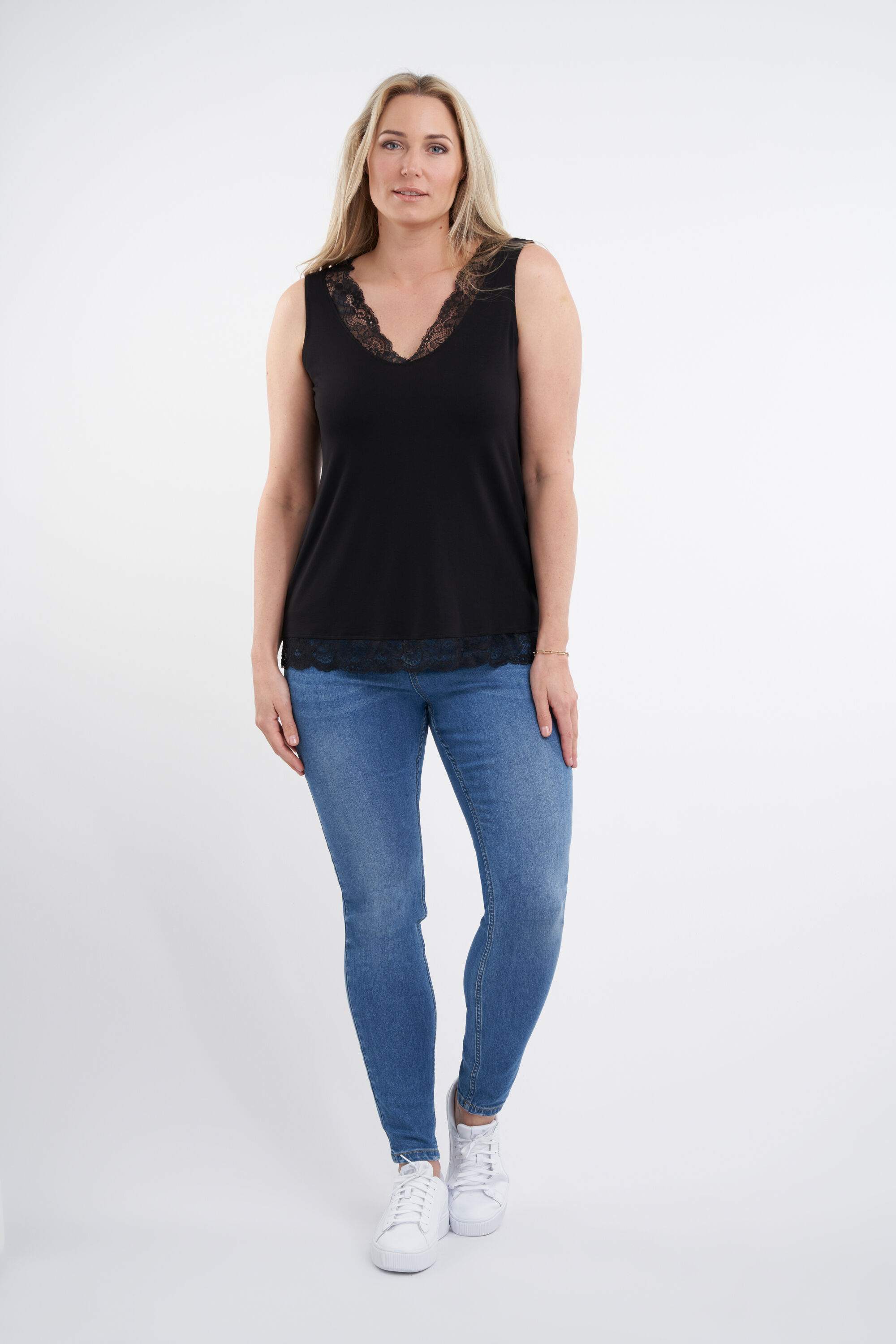 Top sin mangas con encaje image number 5