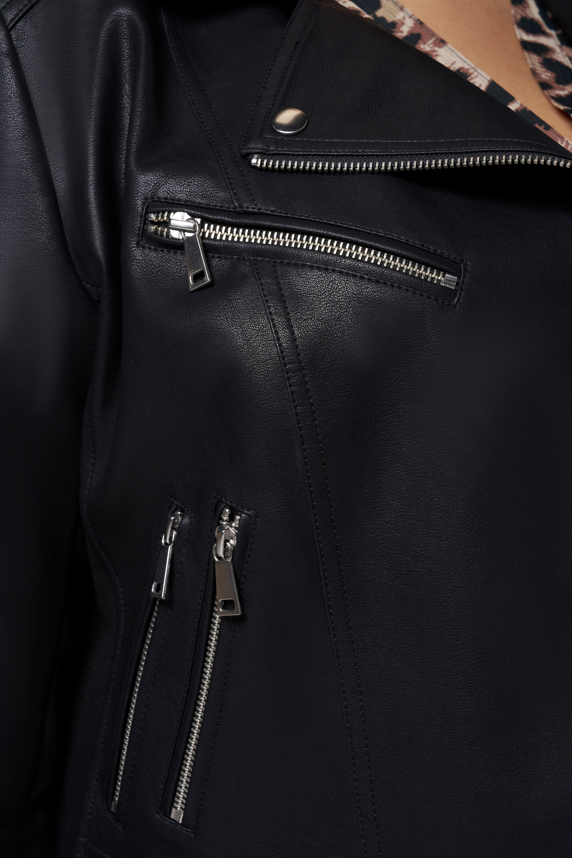 Chaqueta tipo cuero con detalles plateados image number 4