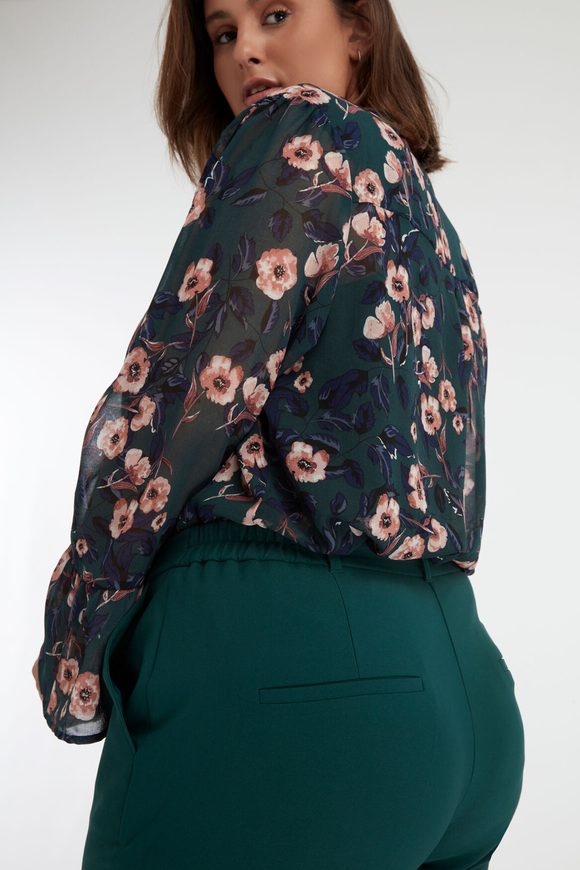 Pantalones tobilleros image number 4