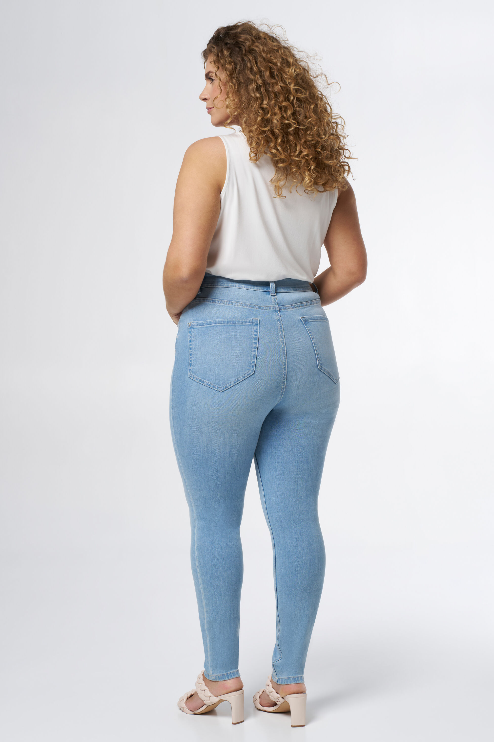 Vaqueros CHERRY de corte pitillo y talle alto image number 3