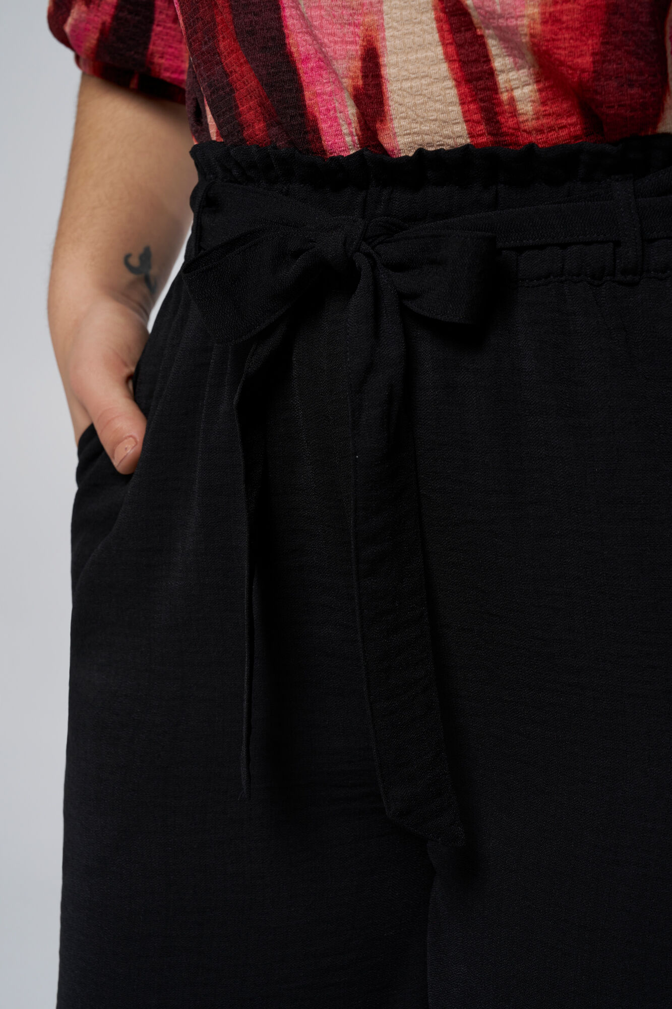 Pantal&oacute;n ancho con cintur&oacute;n image number 4