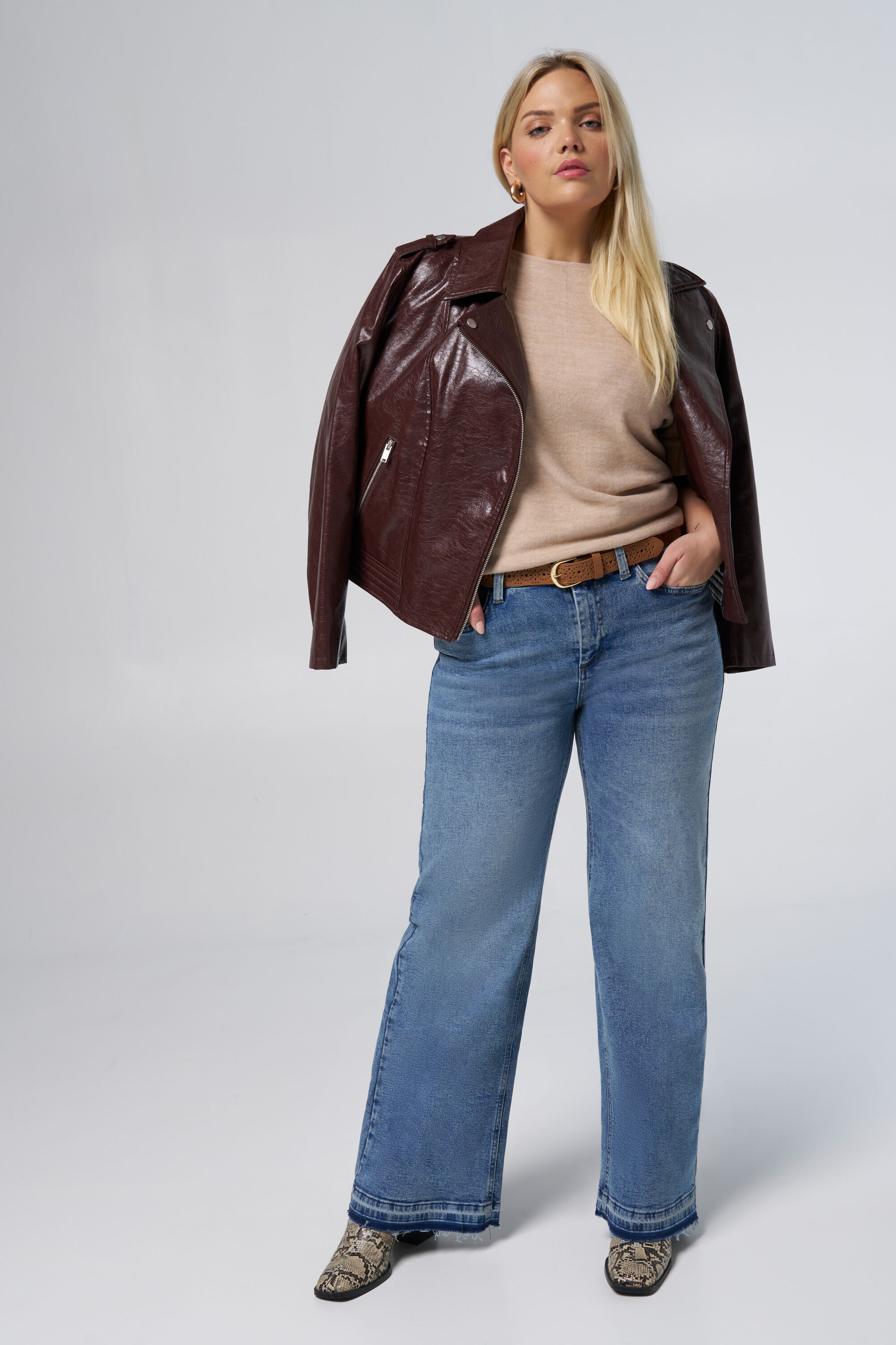 Top con mangas de volantes image number 6