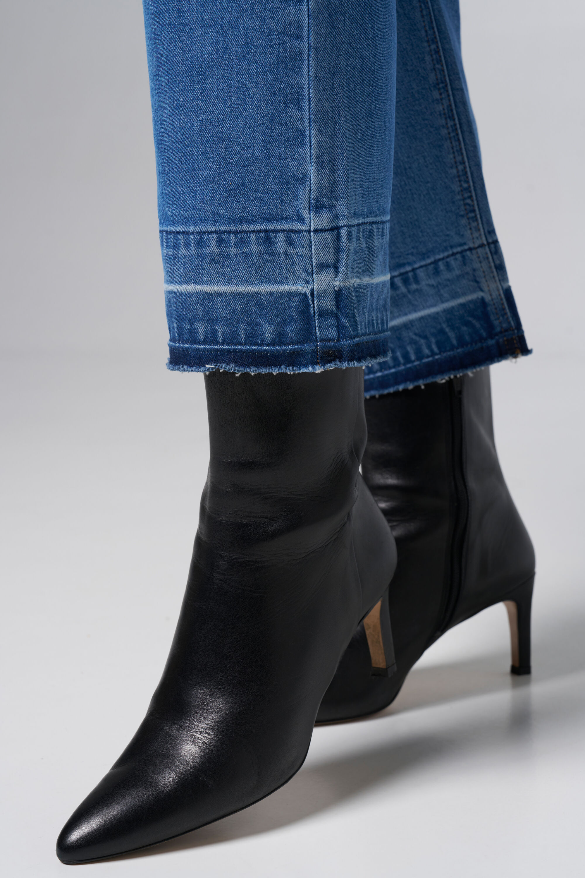 Vaqueros rectos recortados image number 4