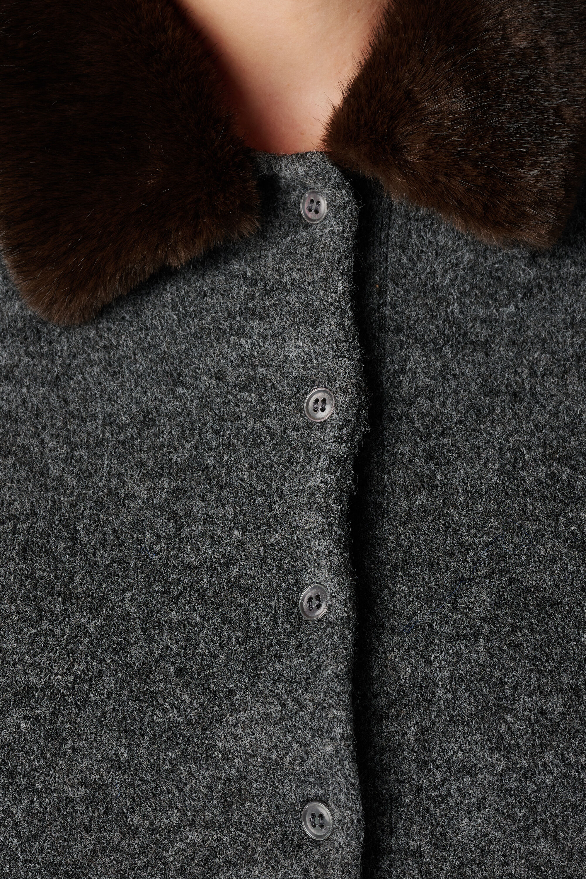 Chaqueta de punto con cuello de pelo sint&eacute;tico image number 6