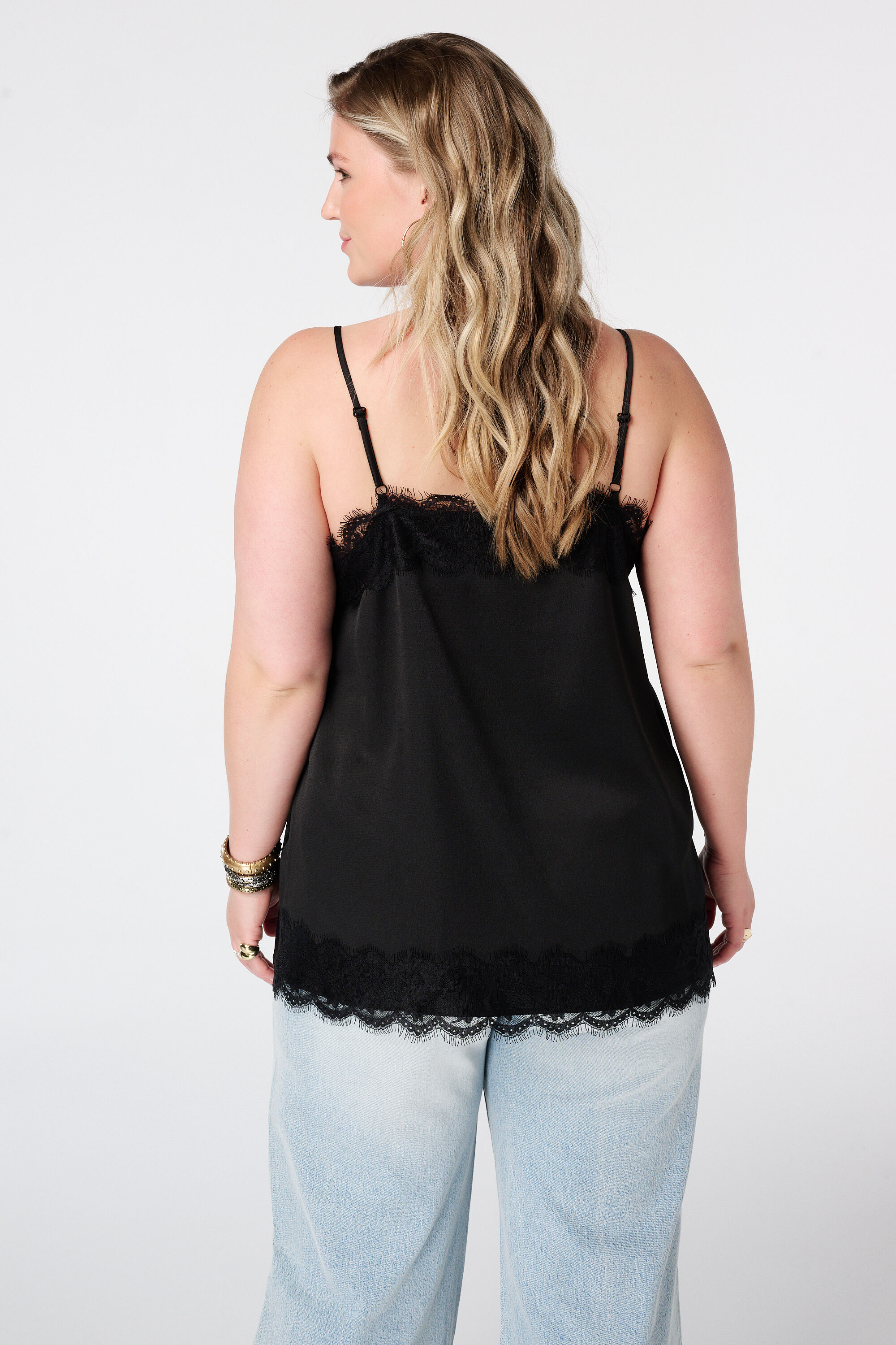 Blusa espagueti con encaje image number 3