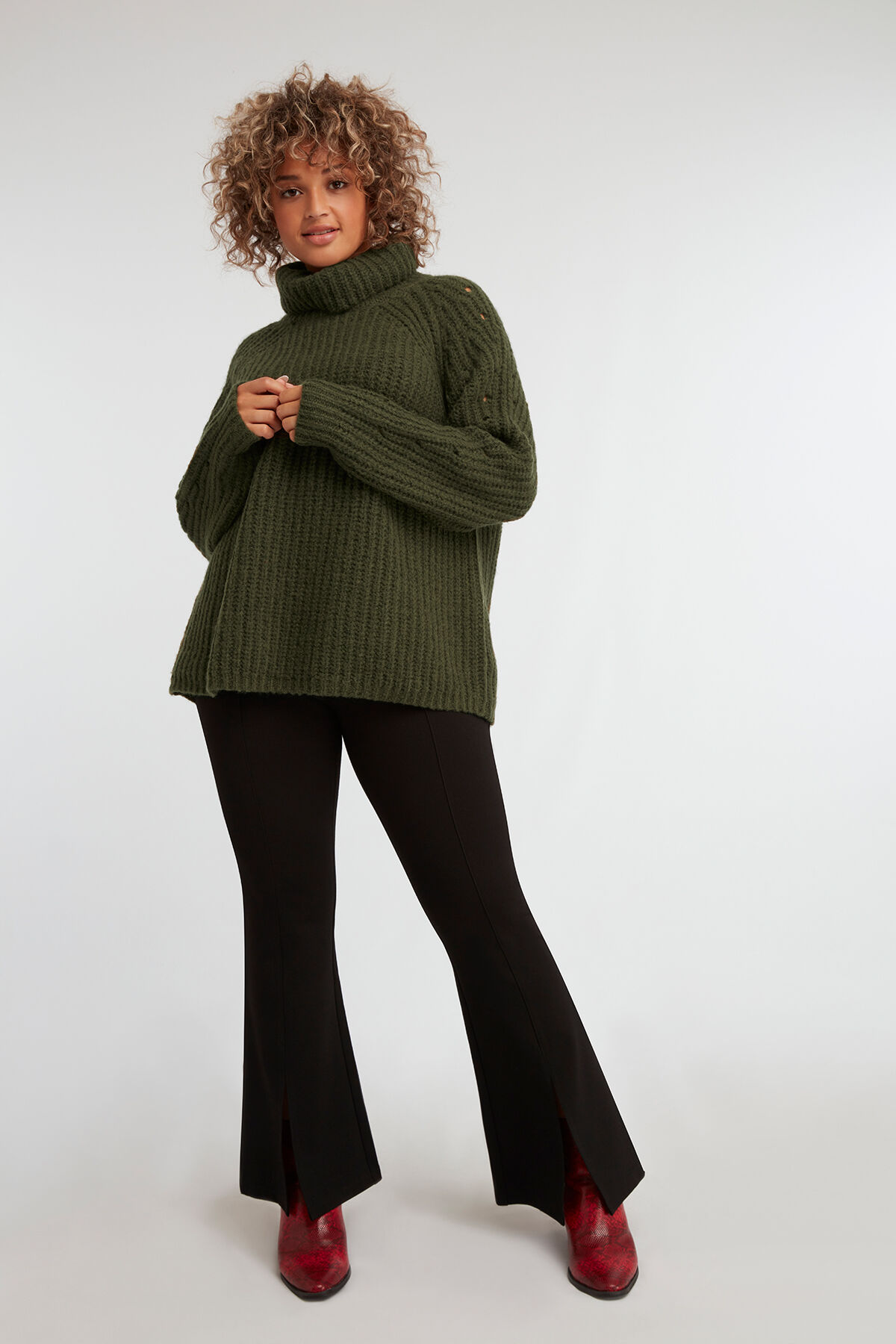 Su&eacute;ter de punto grueso con cuello alto  image number 4