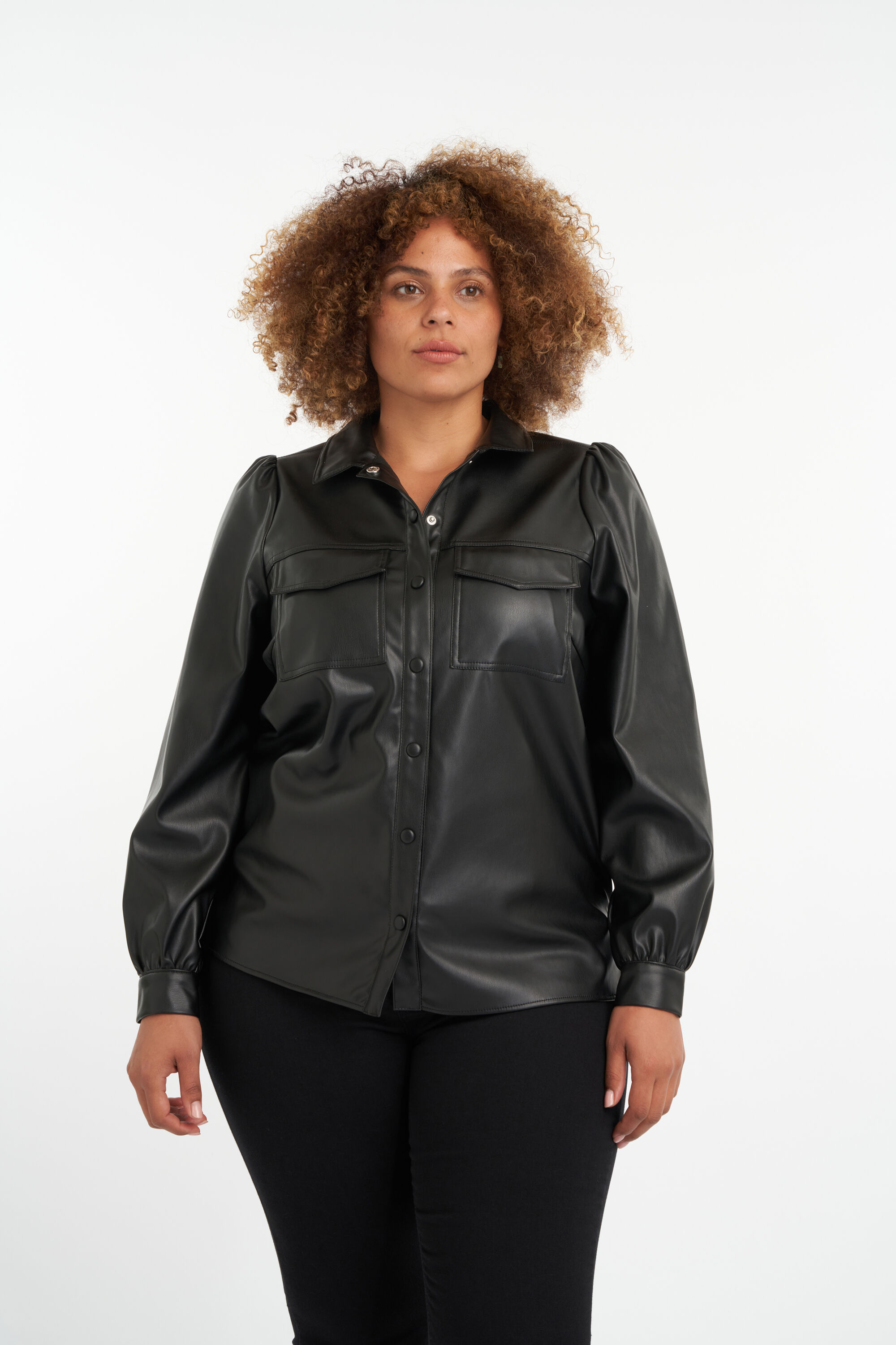 Blusa de cuero sint&eacute;tico con mangas abullonadas. image number 5