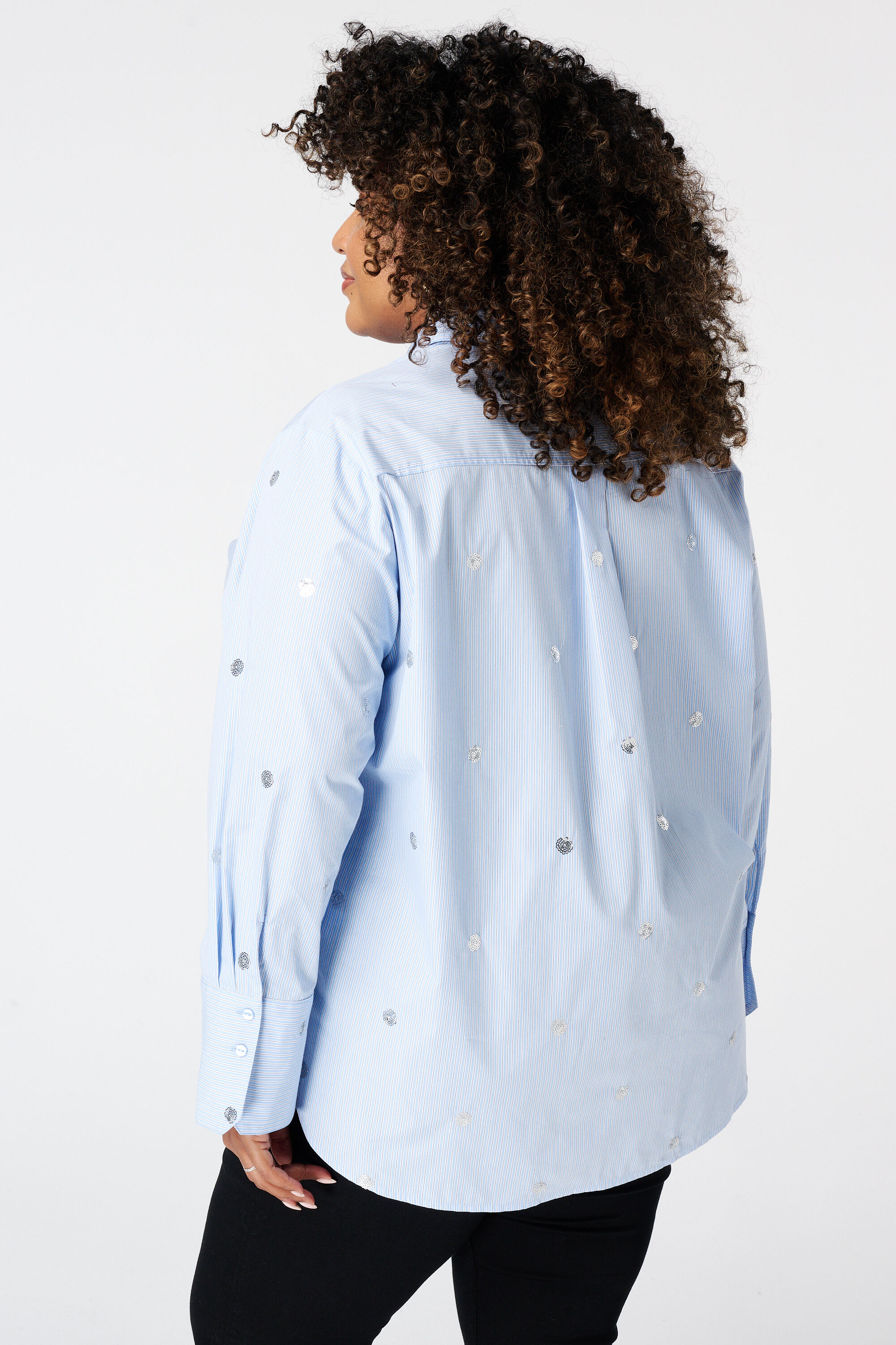 Blusa de rayas con perlas image number 3