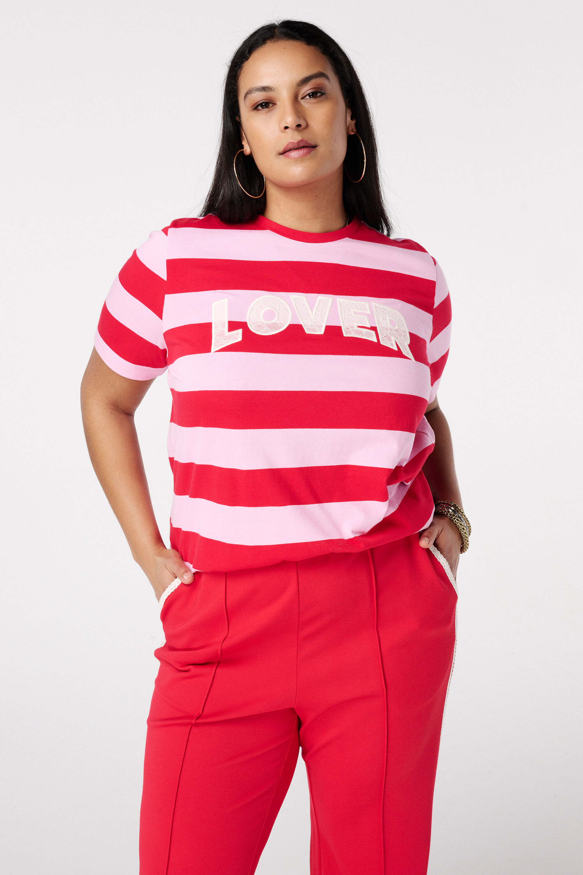 Camiseta de rayas con texto de encaje