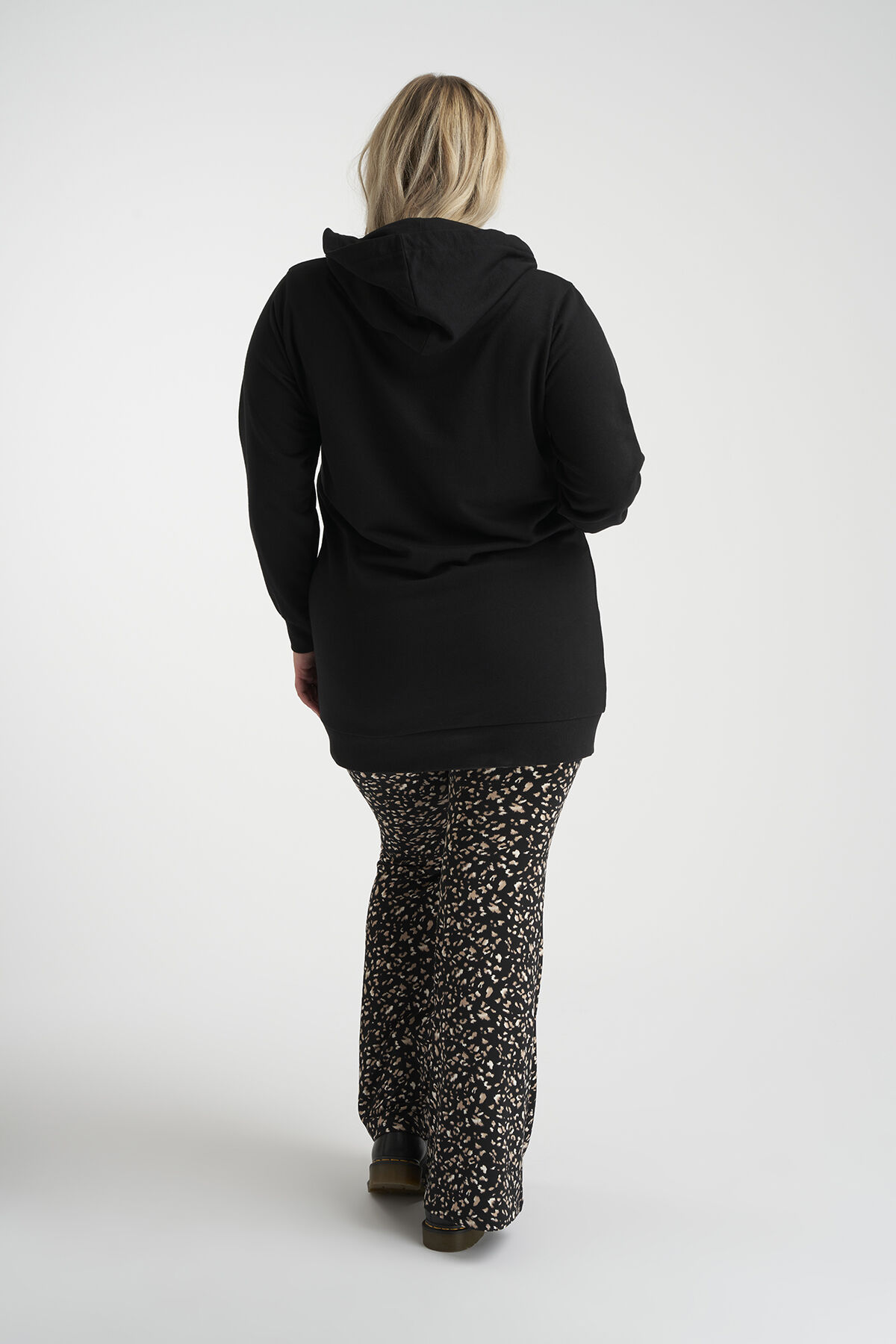 Su&eacute;ter largo con texto impreso image number 3