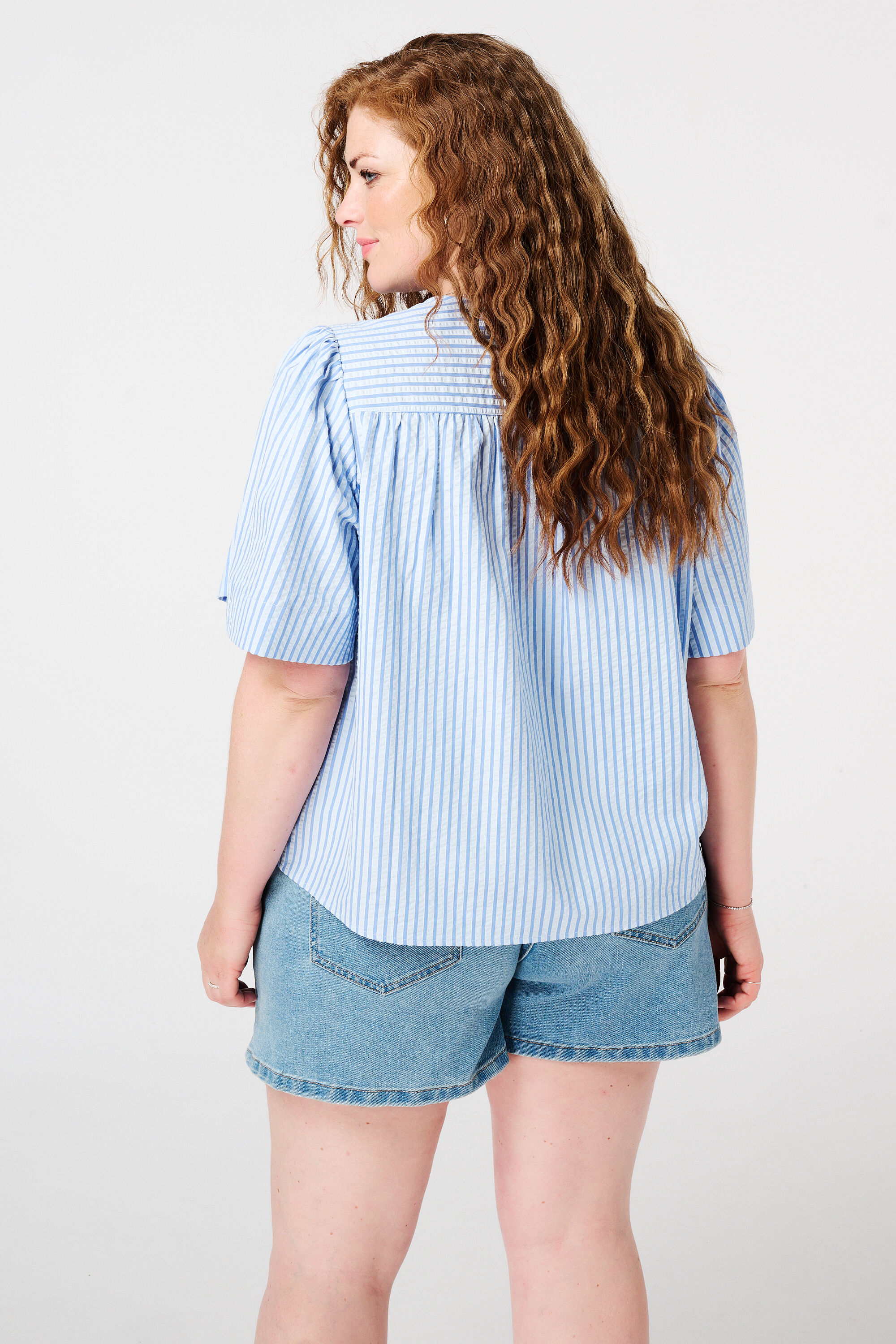 Blusa con escote redondo image number 3