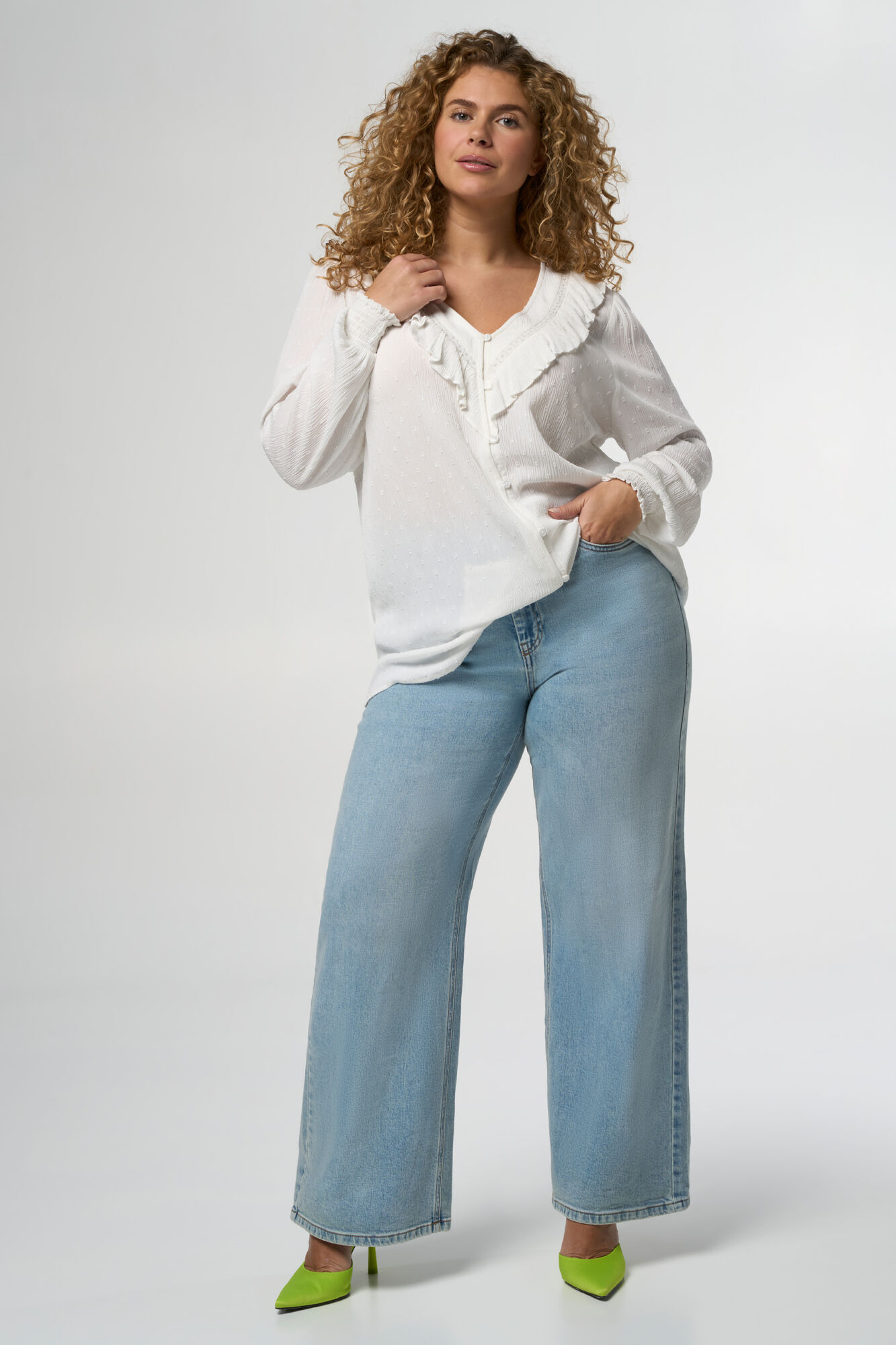 Blusa con estructura y detalles. image number 6