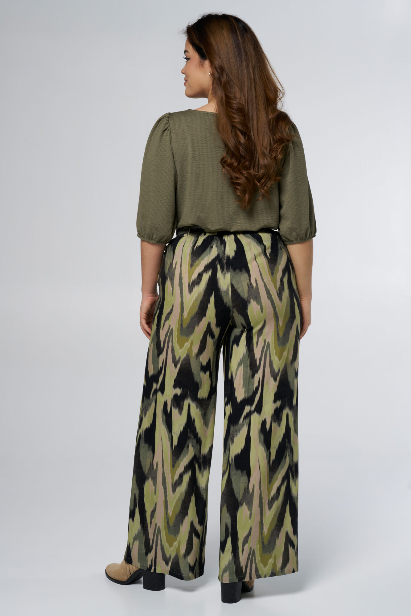 Pantal&oacute;n recto con detalle de lazo image number 3