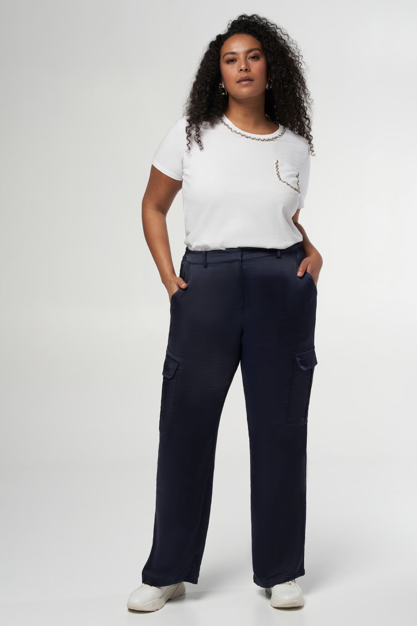 Pantal&oacute;n efecto raso con bolsillos cargo image number 6