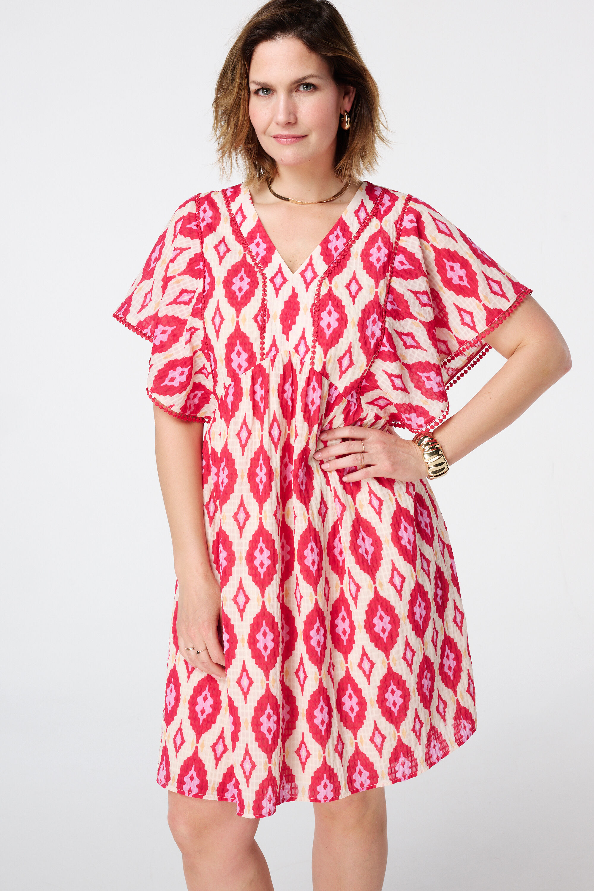 Vestido con escote en V y manga casquillo  image number 4