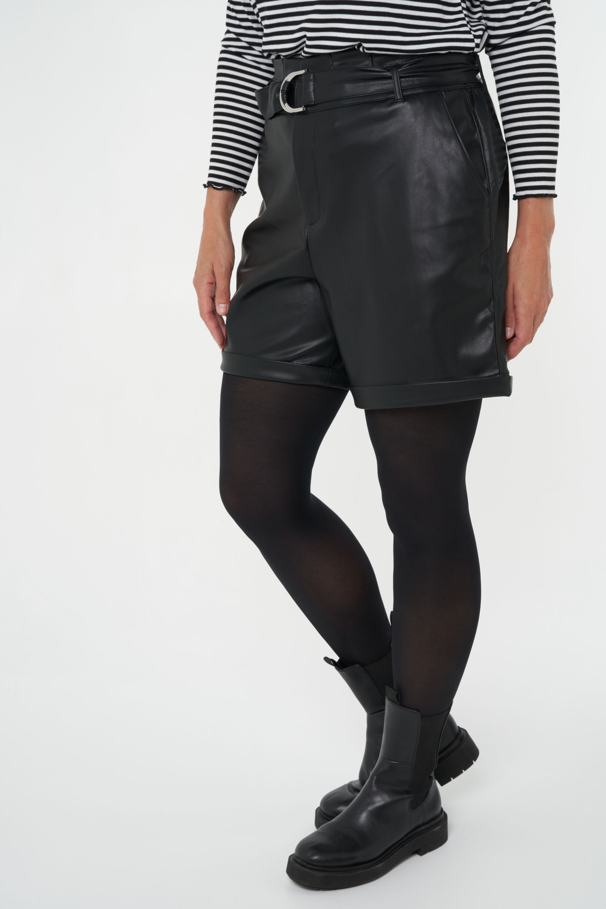 Shorts de cuero con cintura el&aacute;stica image number 5