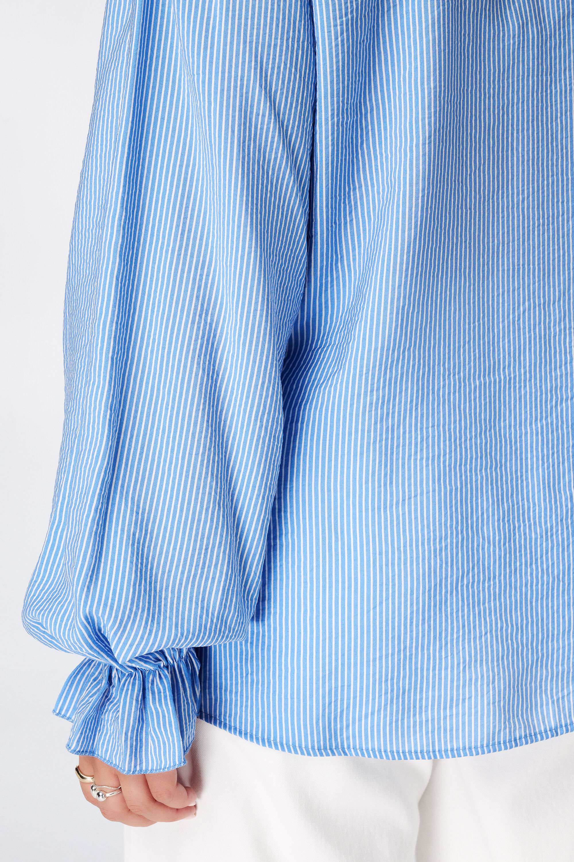Blusa con volantes image number 6