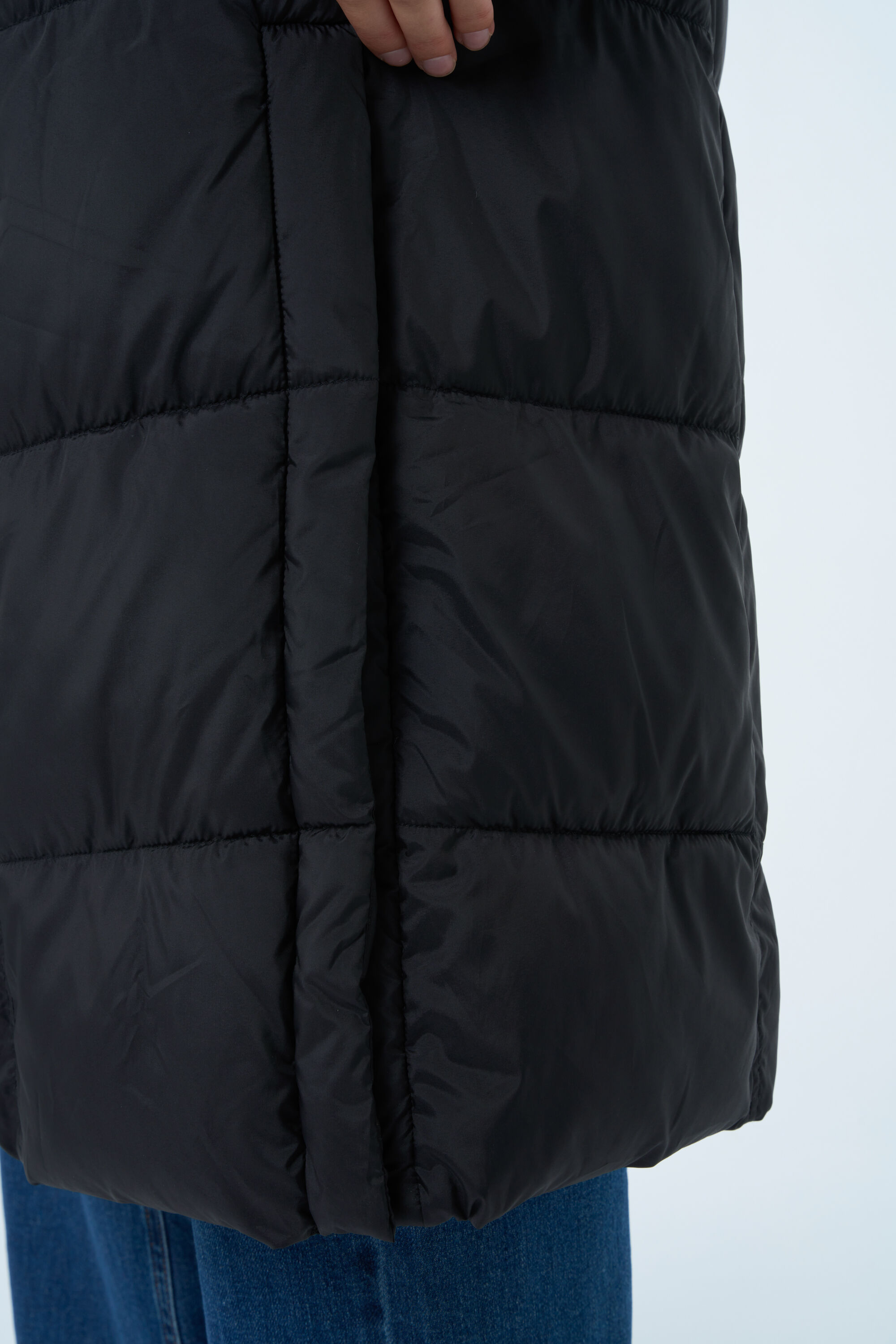 Chaqueta acolchada larga con cintur&oacute;n image number 4