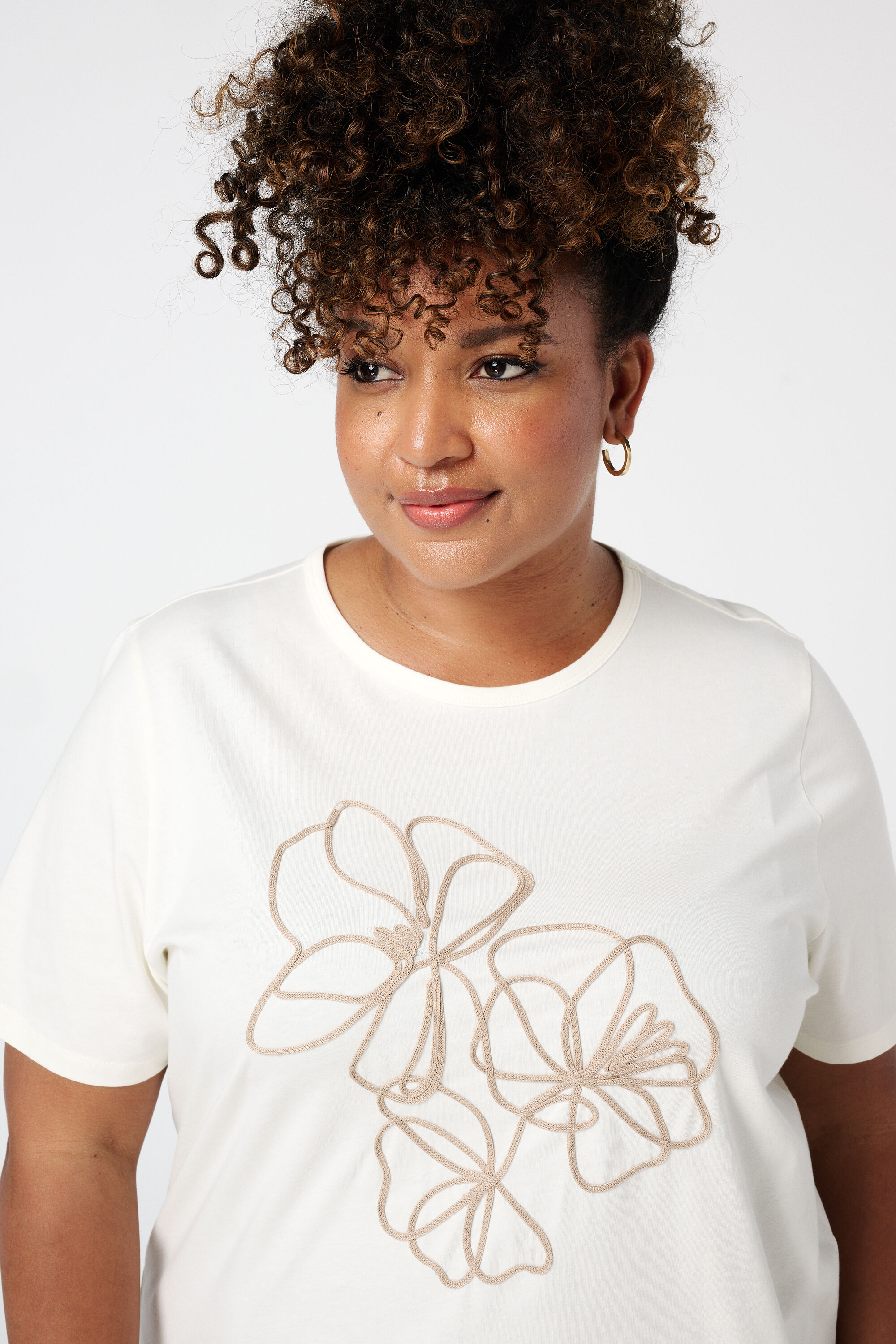 Camiseta con bordado image number 4