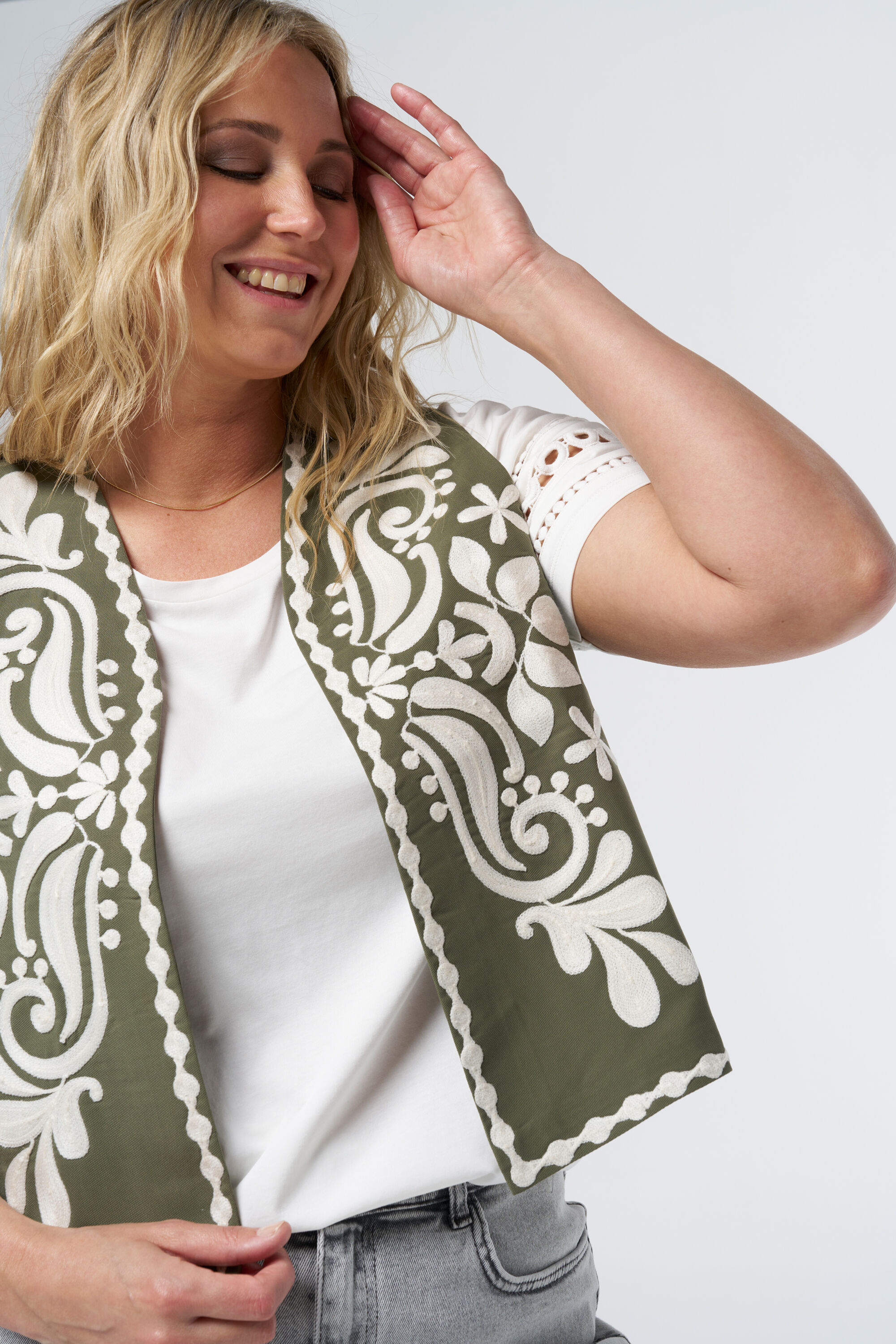 Chaleco bordado image number 6