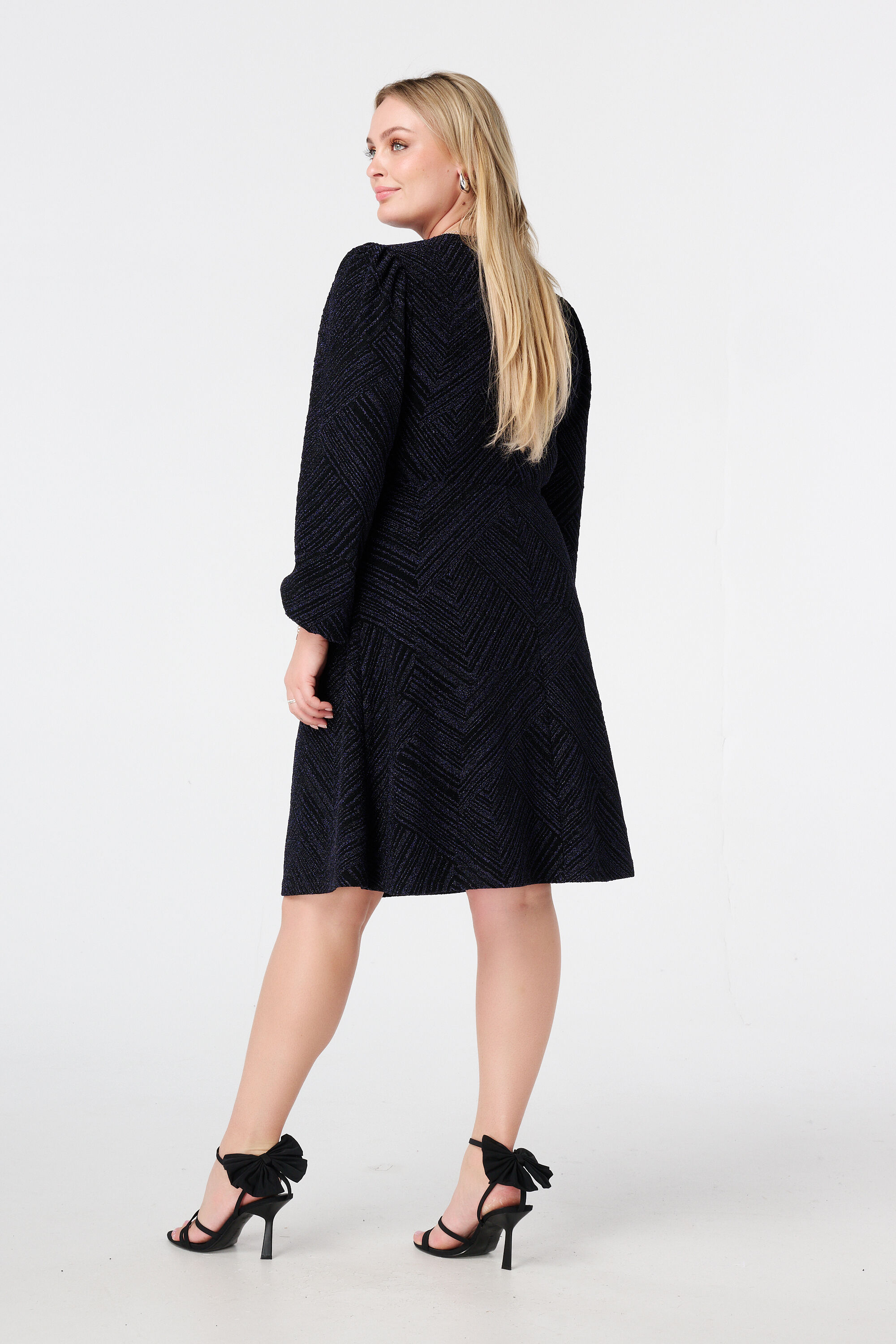Vestido de lurex con detalle de botones image number 3