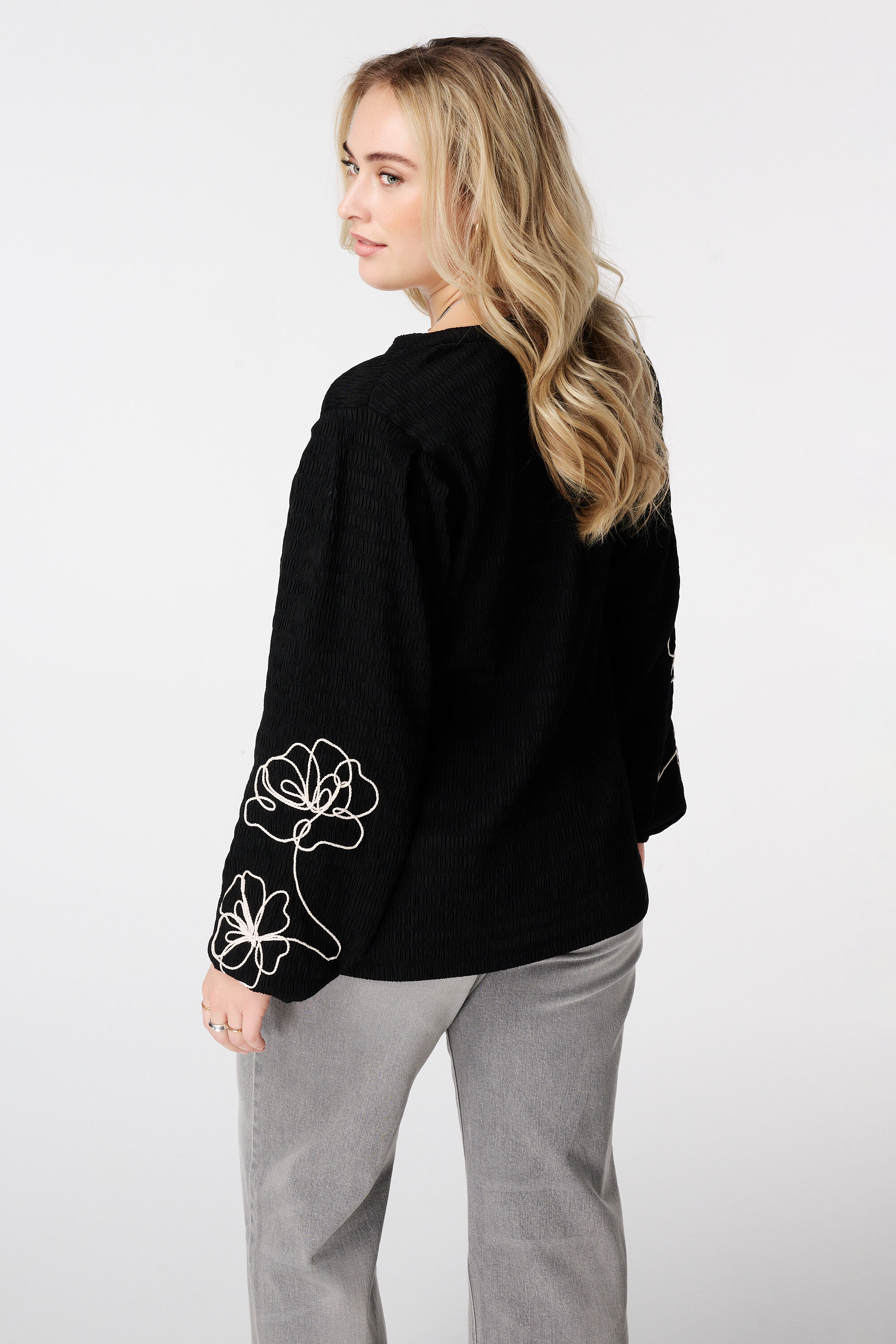 Blusa con bordado image number 3