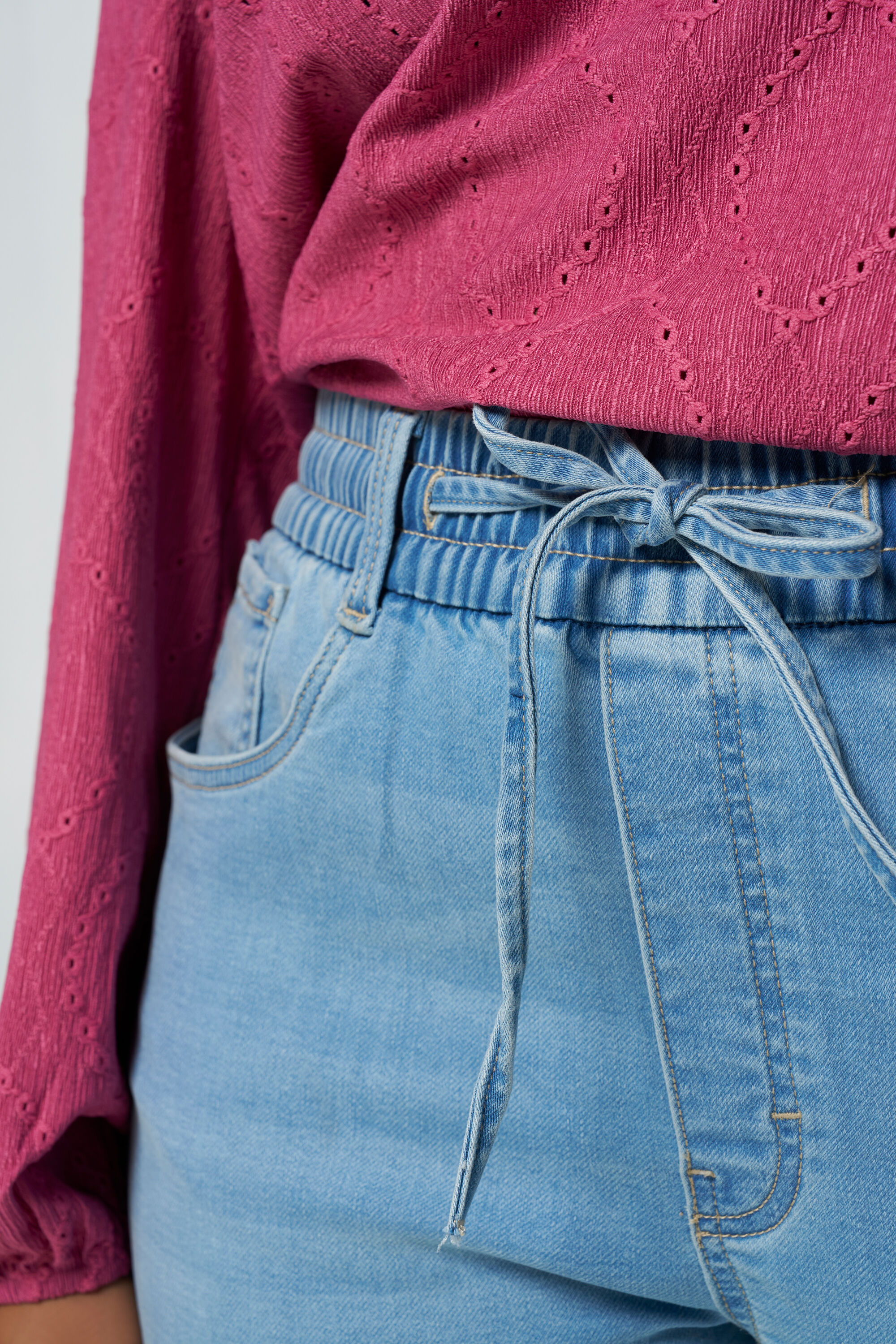 Pantal&oacute;n vaquero jogger image number 4